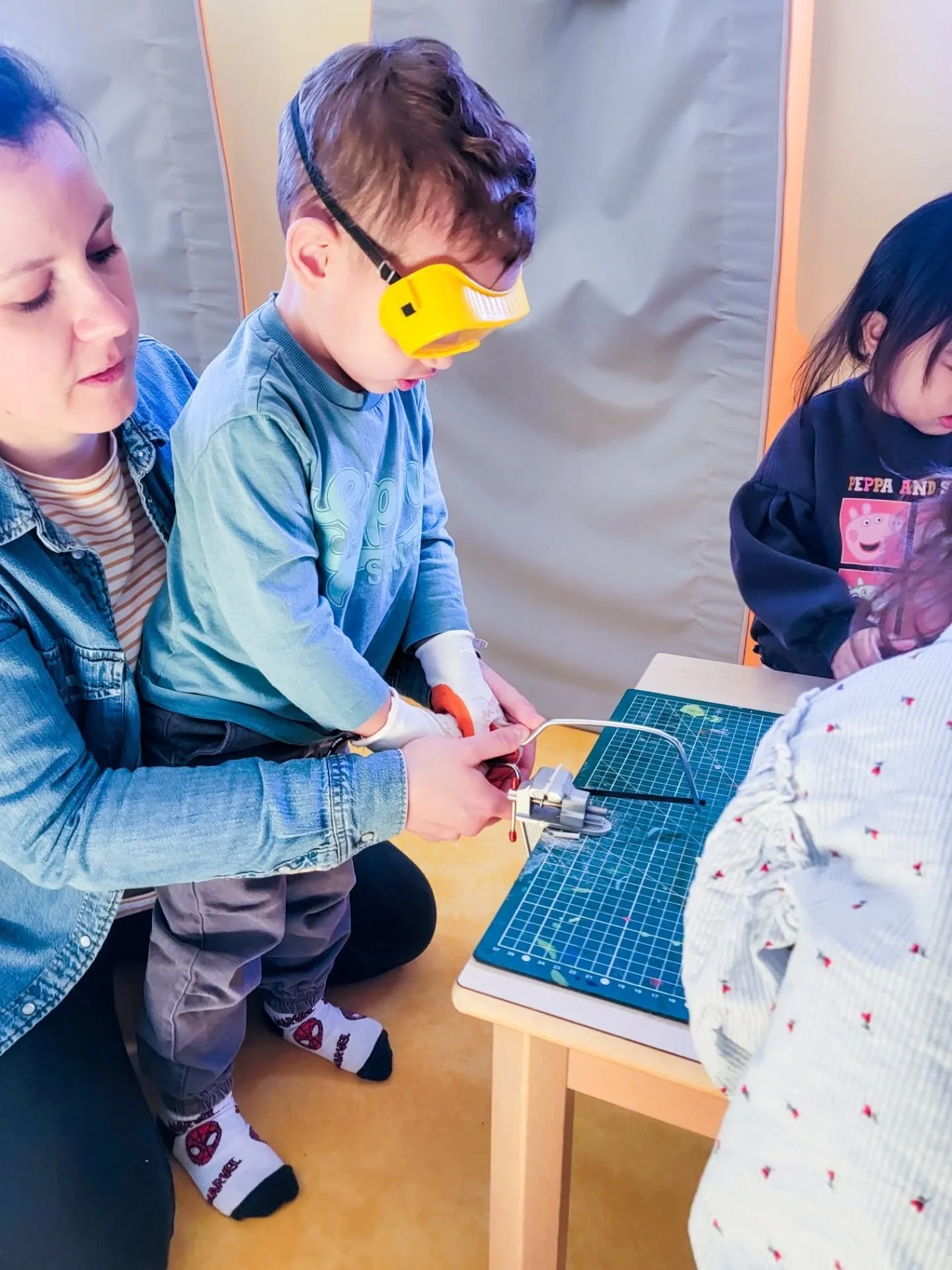 🙈 Ici les outils des tout petits : 
- la scie &agrave; m&eacute;taux
- un tournevis court
- un mini-&eacute;tau
et bien s&ucirc;r, les gants et les lunettes ! 

😉Pas besoin de beaucoup plus pour qu'ils d&eacute;couvrent les bons gestes du bricolage