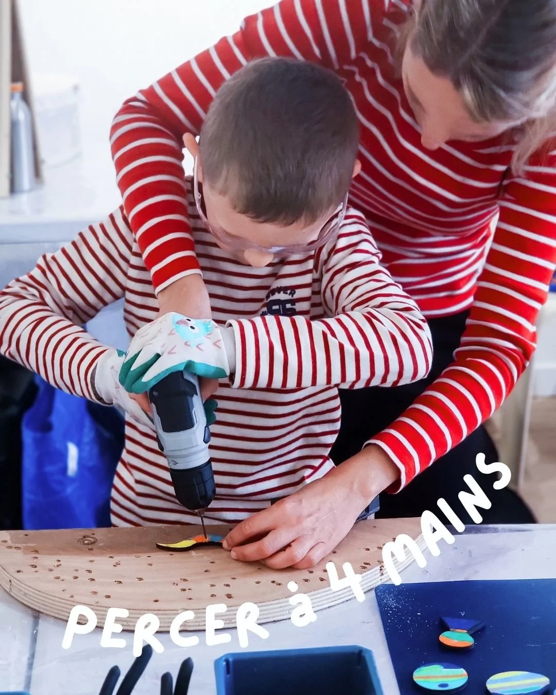 ✌️🔧📐Percer &agrave; 4 mains ! 
👩&zwj;👧 Et si vous testiez avec vos kids pour les aider &agrave; appr&eacute;hender la perceuse ?

💪🏾 Quelques conseils pour vous lancer : 
👉 utilisez une perceuse pas trop lourde
👉 commencer par de petits trous