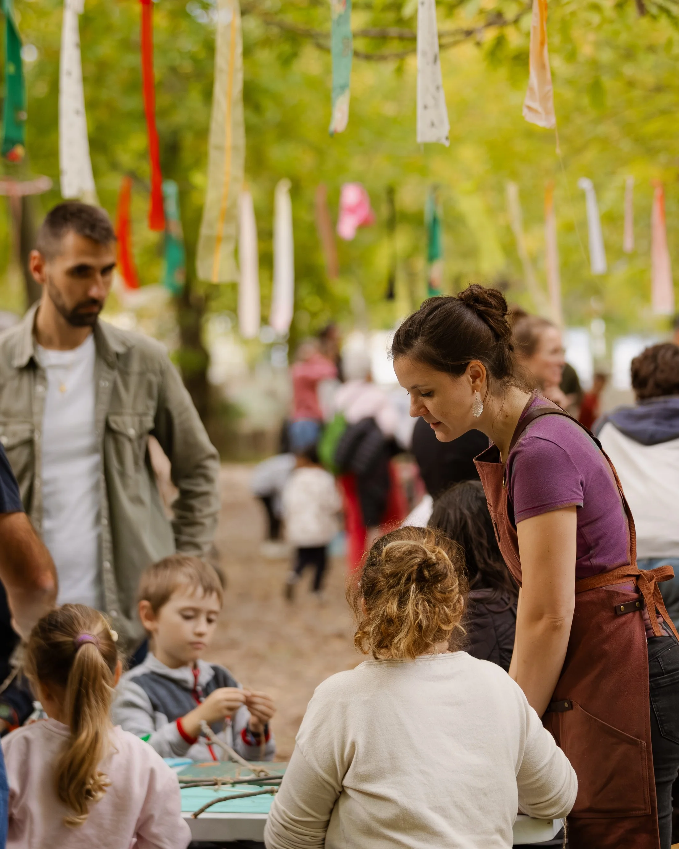 Portrait de Pauline Guuinic des Briconomes avec des enfants pendant une animation d'atelier bricolage pour Nîmes Métropole pendant l'évènement Tous au Bois. Creedit Photo Nîmes Métropole