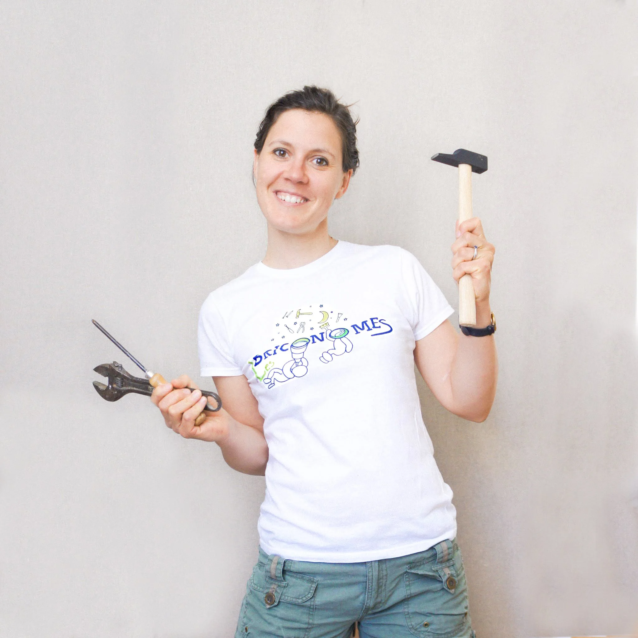 Portrait de Pauline Guuinic des Briconomes qui tient des outils dans les mains.