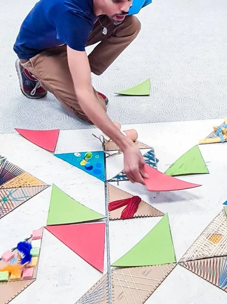 Participant à un team Building pour fabriquer un tableau graphique en bois avec Les Briconomes