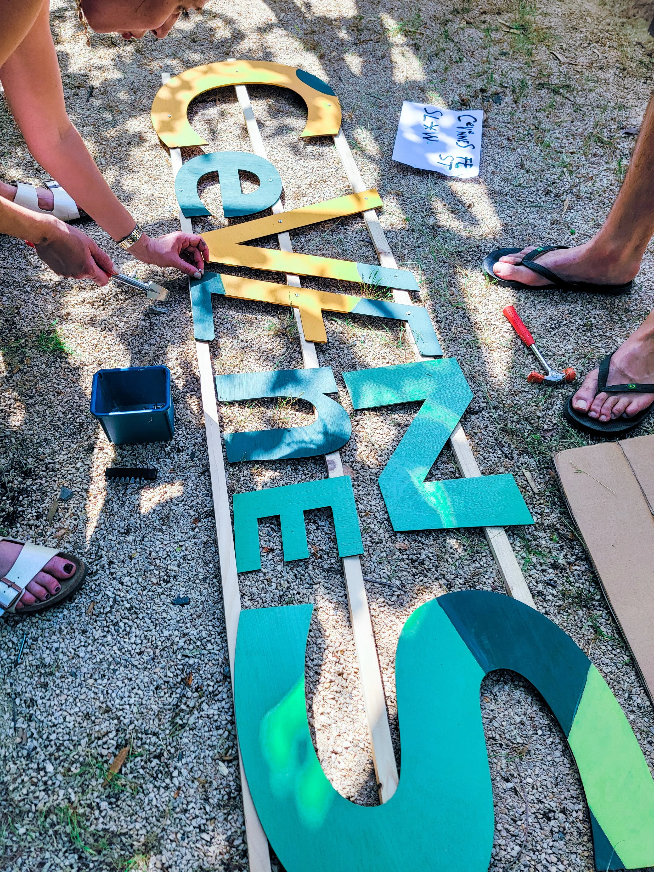 Photo de la fabrication d'un logo geant en bois pour un Team Building avec Les Briconomes