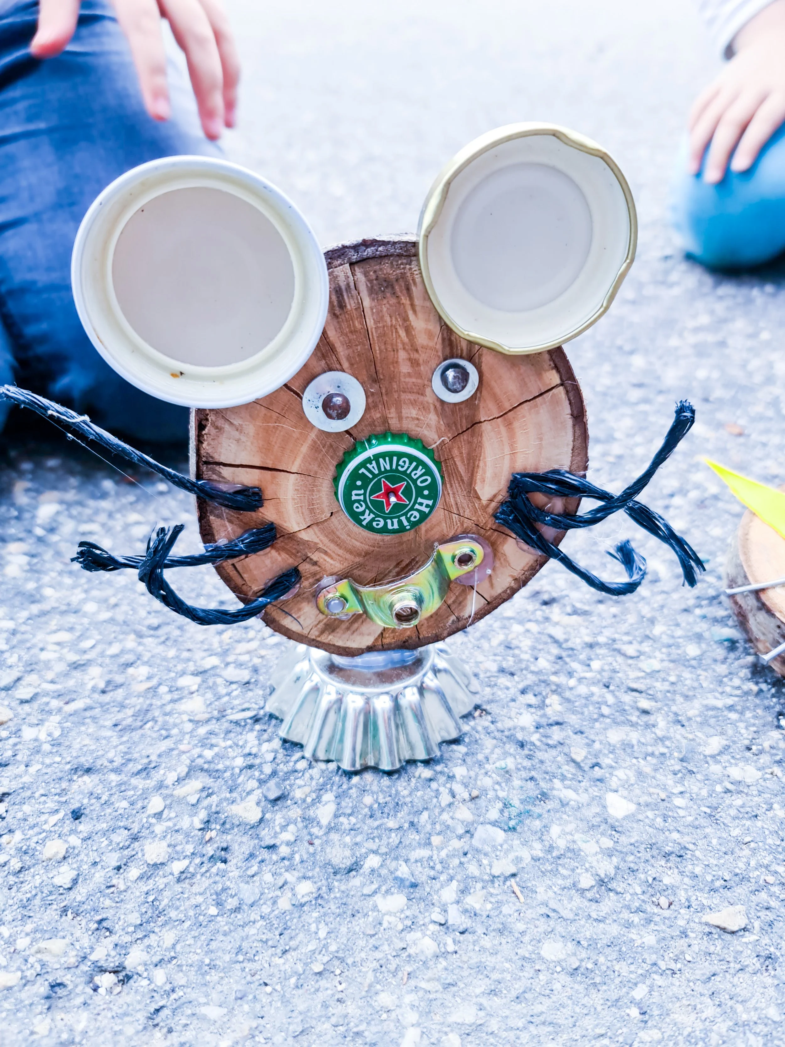 Animal en bois et métal fabriqué par un enfant ressemblant à une souris, fabriqué pendant un atelier DIY à la ressourcerie RéaNîmes.