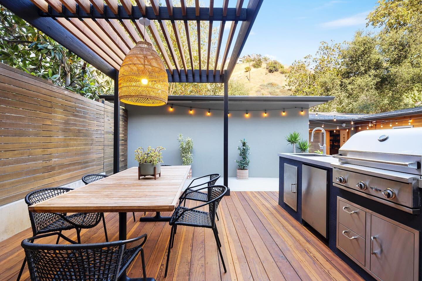 The Al fresco kitchen of our dreams from our Hollywood Canyon project. This #californialiving space is all about entertaining! ⁣

#californiadreamin #californialife #californialove #decor #garden #homedesign #interior #interiordecor #interiordesign #