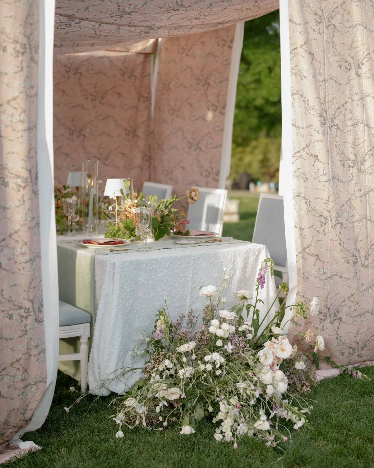 Back at @dallasarboretumweddings this weekend, so throwing it back to this stunning day! 

Photography | Katie Liz Photos | @katielizphotos_ 
Venue | Dallas Arboretum |&nbsp;@thedallasarboretum&nbsp;@dallasarboretumweddings 
Planning &amp; Design | B