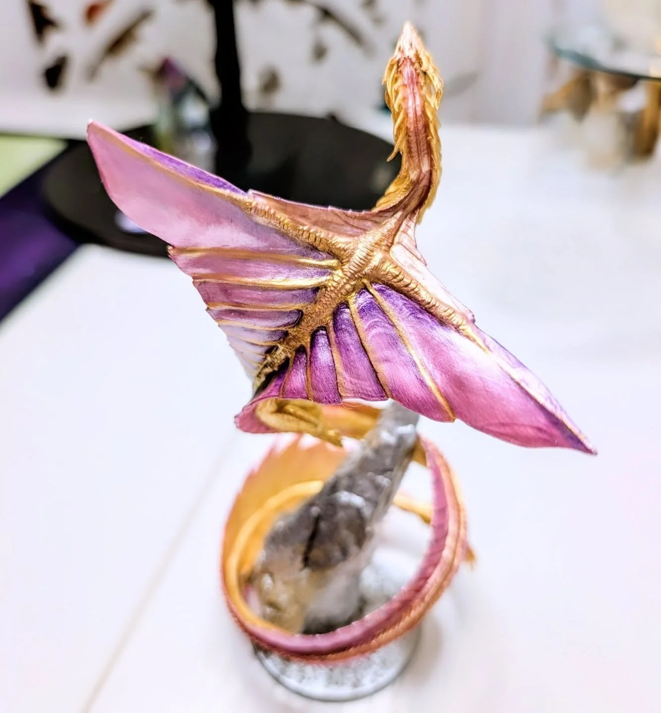 A dragon model I recently painted. Love this one and had fun using some of my favorite colors 🩷💜💛 My issue is that the paint seems to scratch off too easily. Any advice out there? Please, help... 🥰

#miniatures #paintingminitures #golddragon #dra