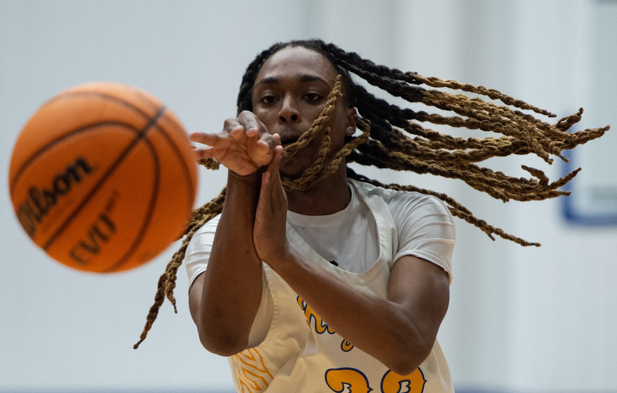  Raymond Rangers’ Wal’derius Frazier (23) passes the ball during the game against the Lanier Bulldogs in Raymond, Miss., on Feb. 7, 2025. [Clarion Ledger] 