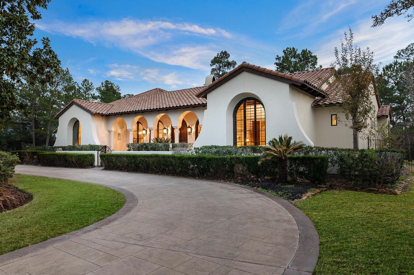 This stunning home was built by renowned custom builder Robin Reuby.

30 S Gary Glen Circle | The Woodlands, TX
✨Listed at 2.1M✨

DM for more information.
@rendon_team