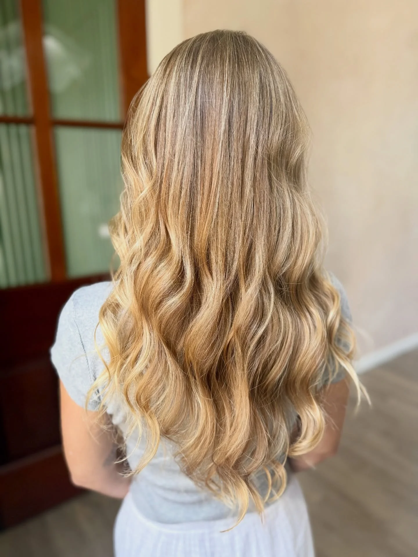 Soft waves + golden tones = instant glow-up 💛 

Hair by @kaseycosta 
.
.
.
#FreshBlonde #psyoureBeautiful #lovelylady #politesociety #stthomassalon
