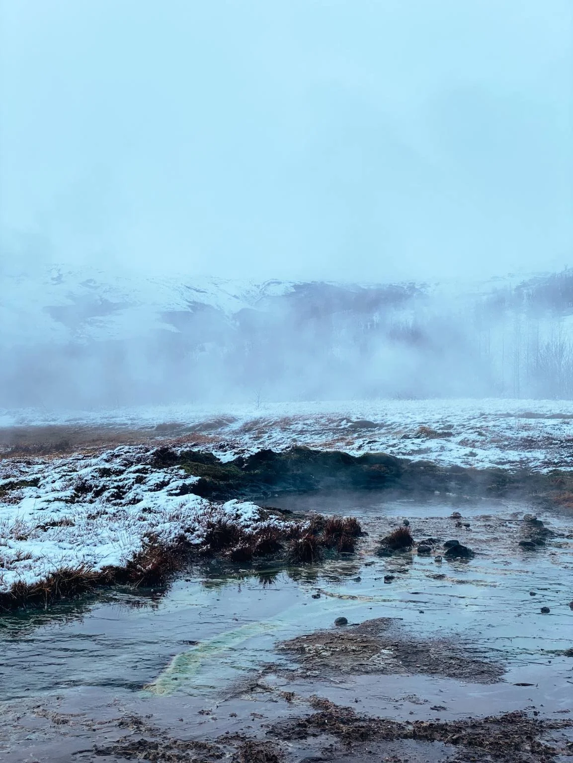 island mit kleinkind haukadalur im schnee