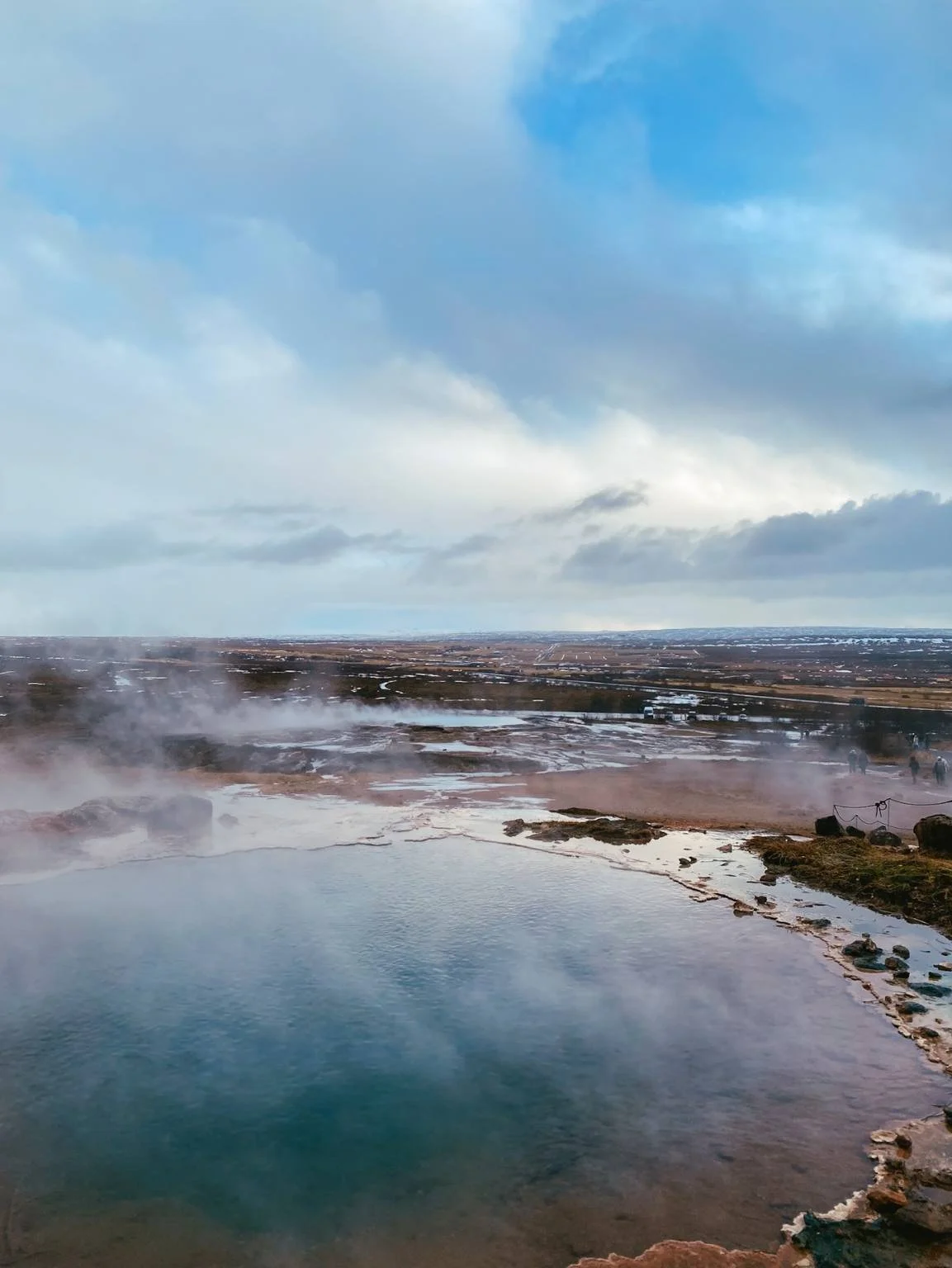 island mit kleinkind heisse quellen.jpg