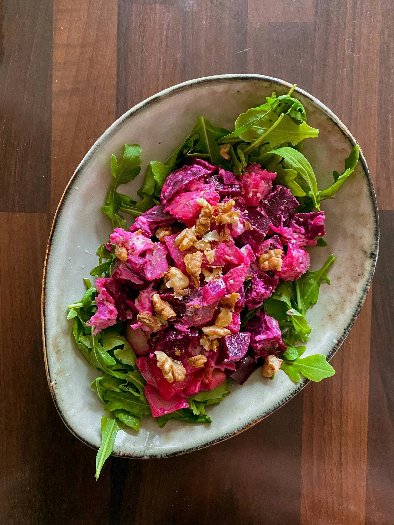 rote bete salat mit ziegenkaese und walnuessen