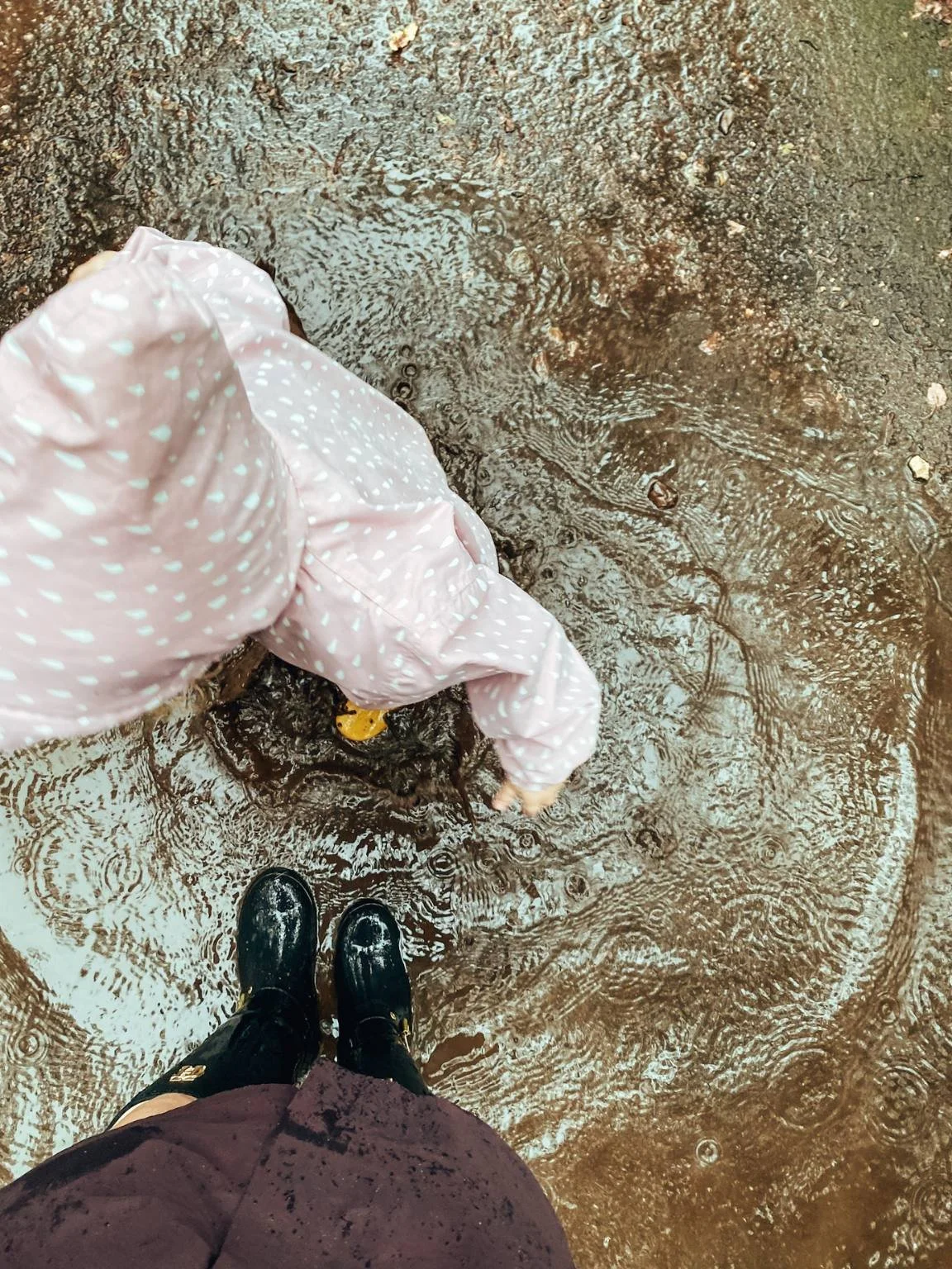 kleinkinder bei regen beschaeftigen