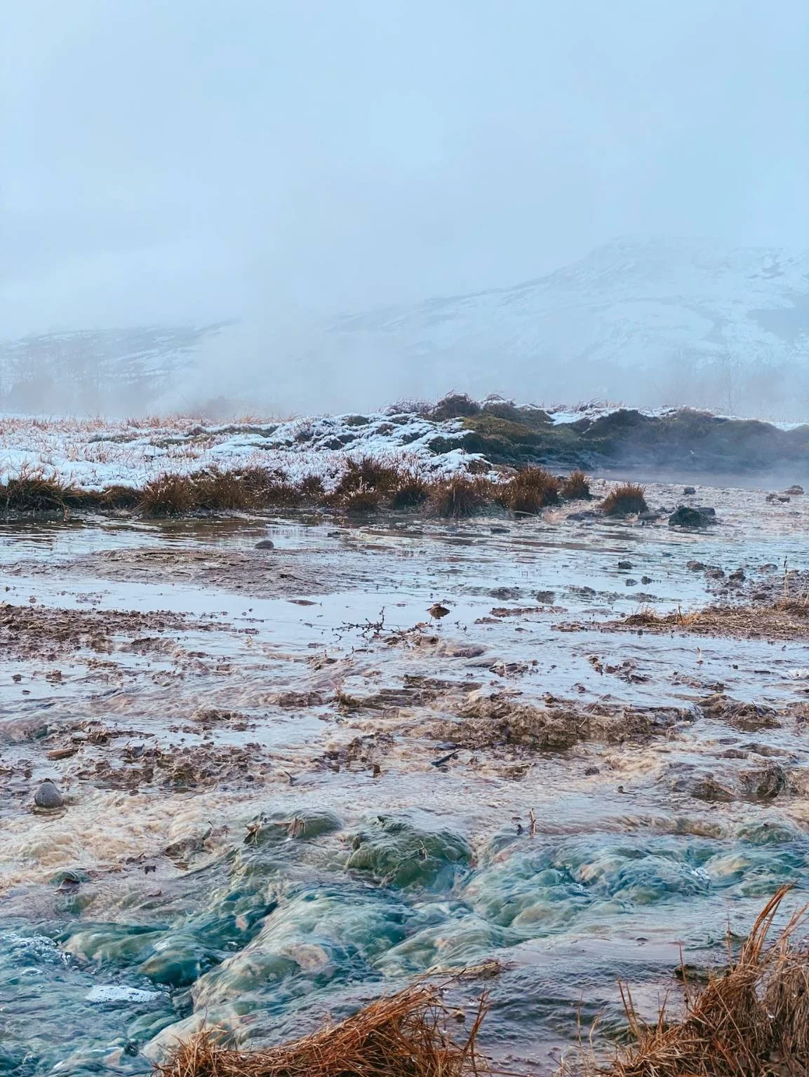 island mit kleinkind haukadalur schnee