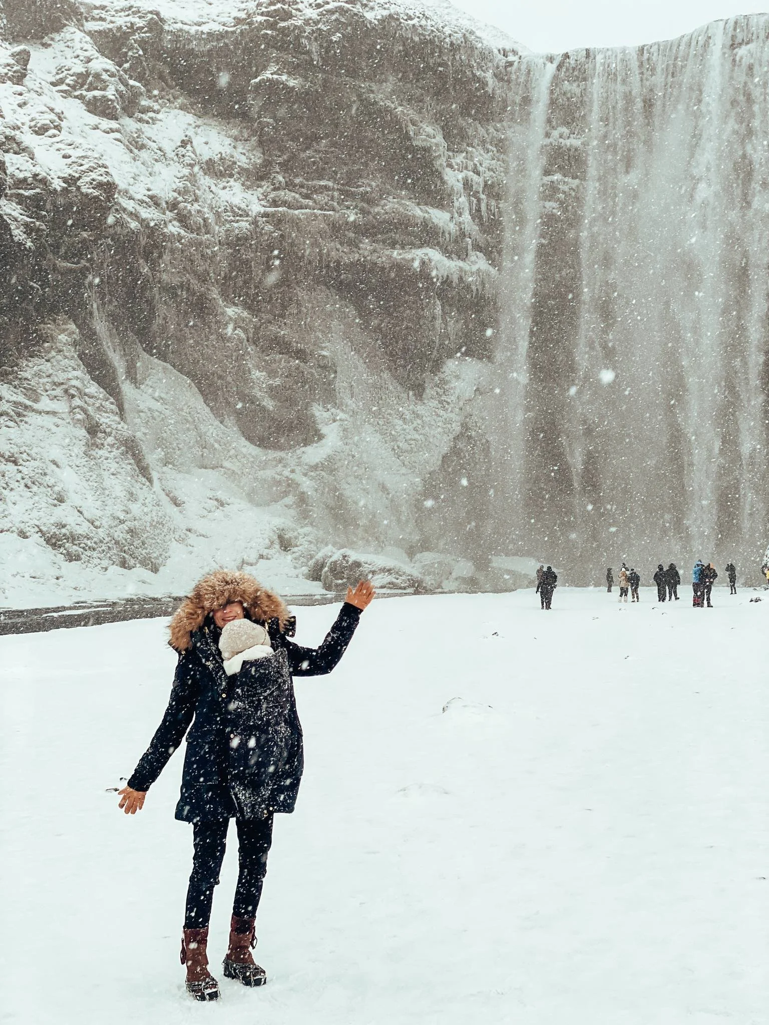 Najell Easy unter der Winterjacke im Schnee in Island
