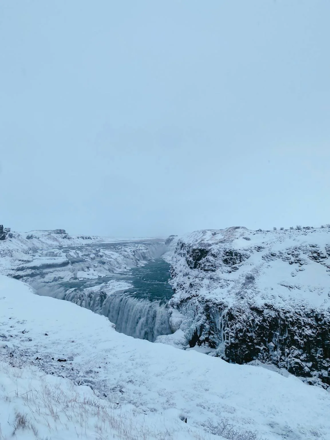 island mit kleinkind gullfoss schnee