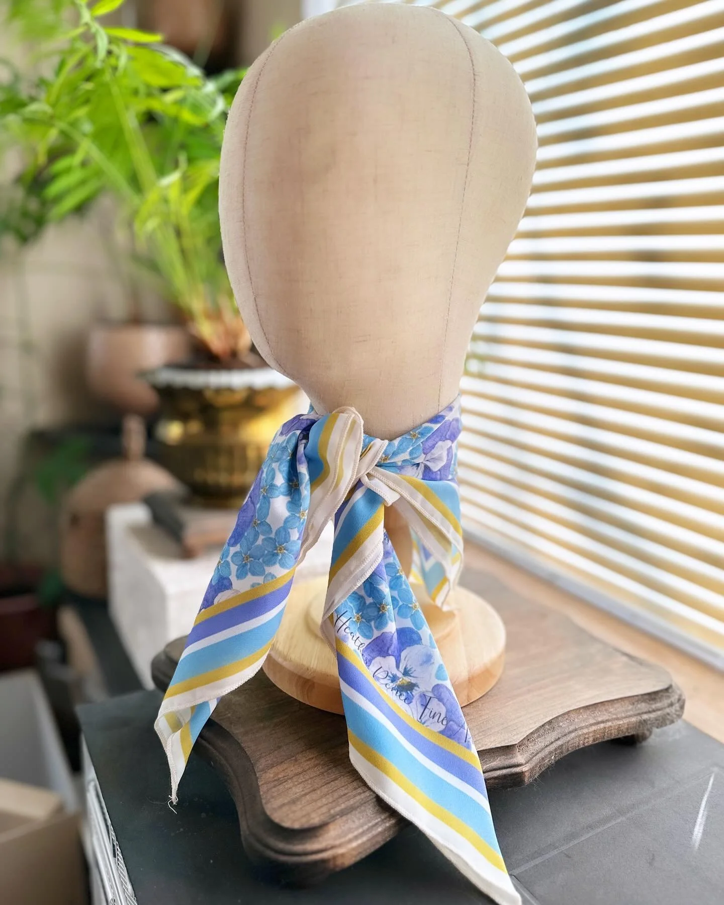 Super excited to debut my new SCARVES at the Crush Cancer event at @fhcvineyards this weekend! See you there! 🩷⁣ remember, 10% of my sales will go to this great cause!
⁣
#art #watercolor #paintingoftheday #languageofflowers #princetonvelvetouch #flo