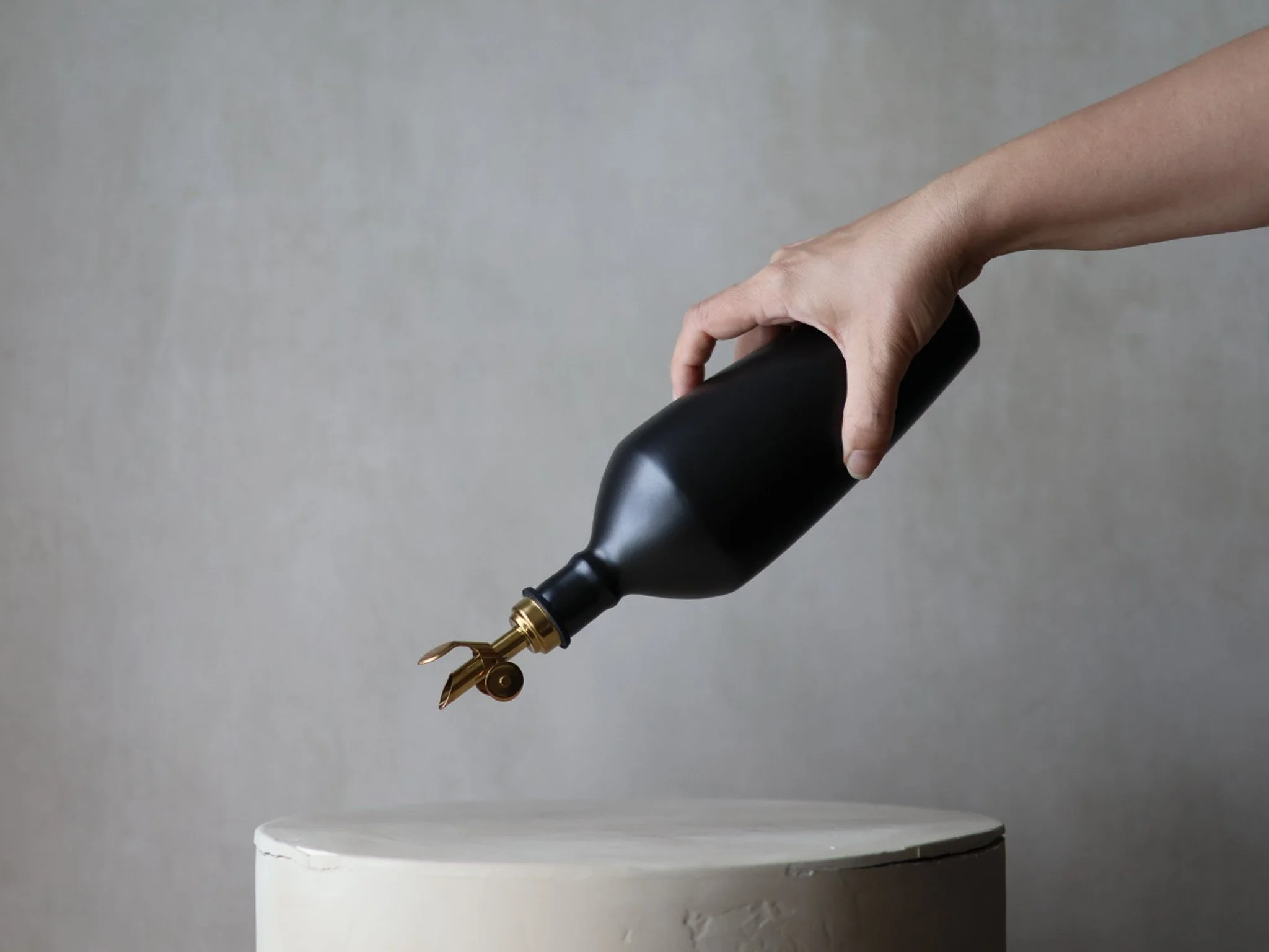 the-pour-oil-bottle_04.jpg