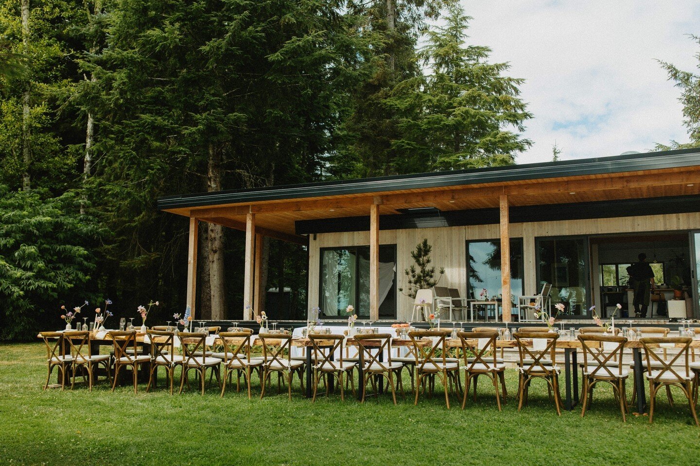 Charming wedding receptions on private, intimate properties are our favourite! A little goes a long way when your venue looks like this 💕⁠
⁠
⁠
Vendor Love:⁠
@lukeliablephoto ⁠
@emma_rennie ⁠
@rookandrose ⁠
@farmsgatefoods ⁠
@the.searanch⁠
⁠
⁠
⁠
#rea