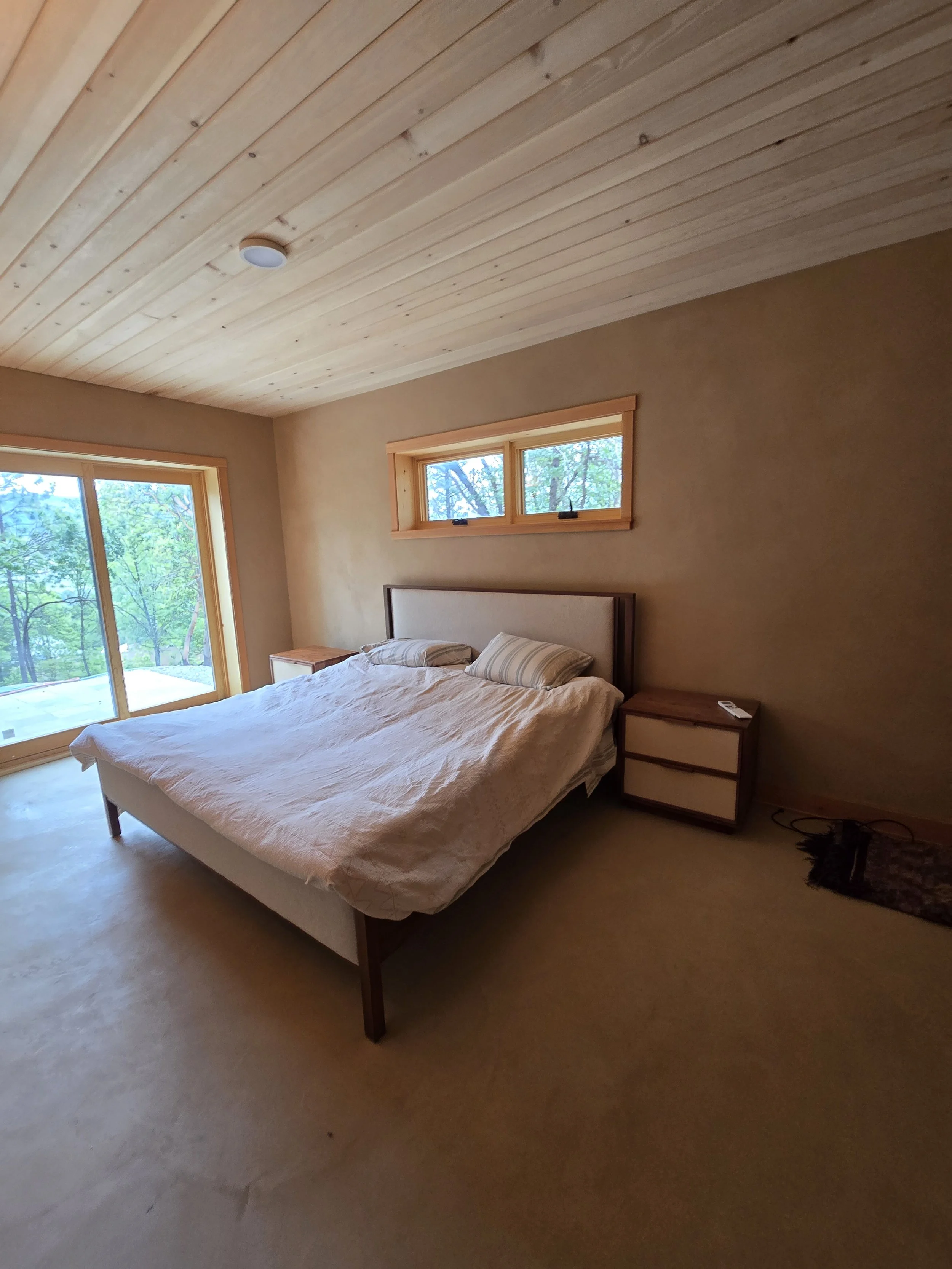 a finished clay bedroom featuring 100% natural environment