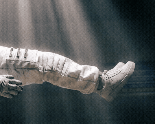 Space walk_float_1.gif