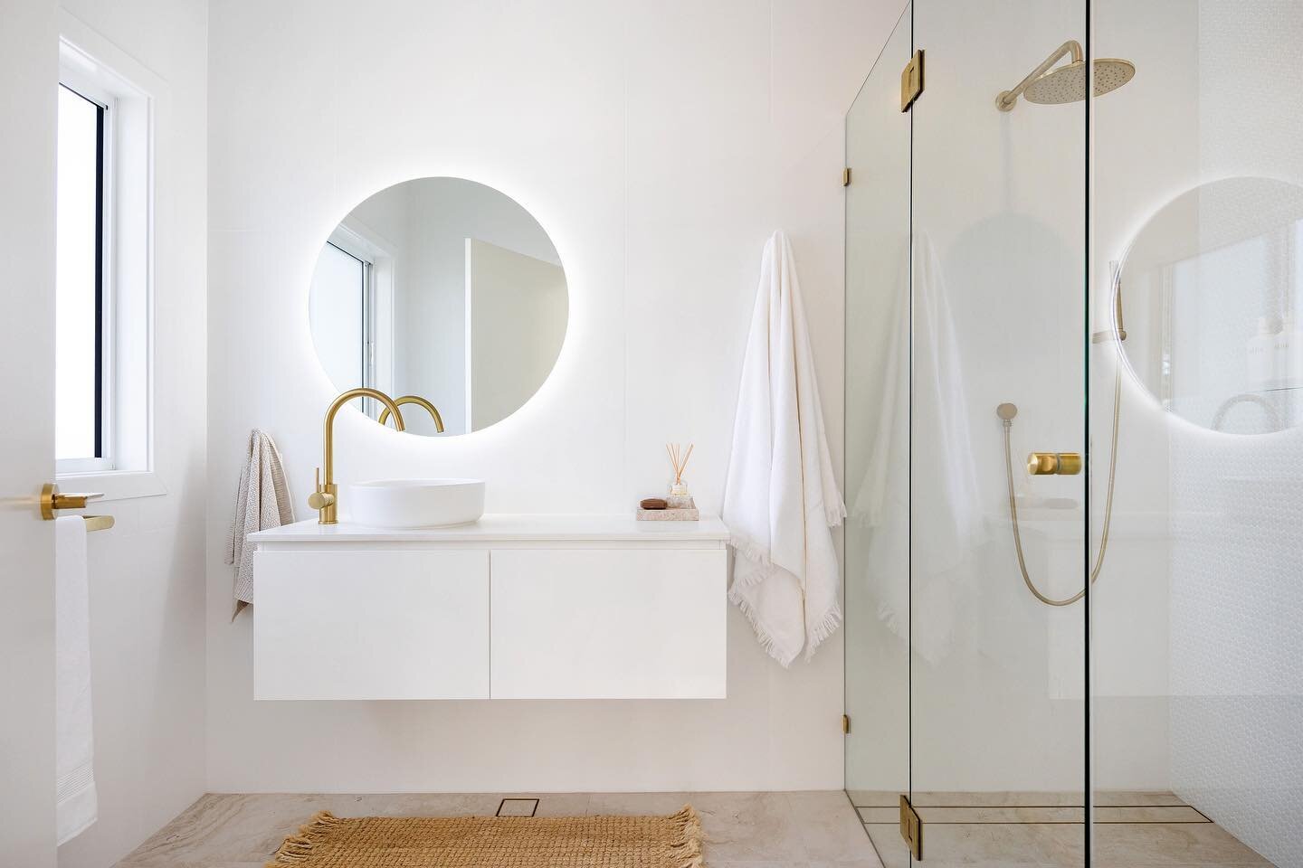 Back lit LED mirror in this stunning ensuite. 📷 @timtaplinphotography 
.
.
.
.
.
.
.
.
.
#howcroftelectricalservices #ulladullaelectrician #southcoastelectrician #electrical #mirror #LEDmirror