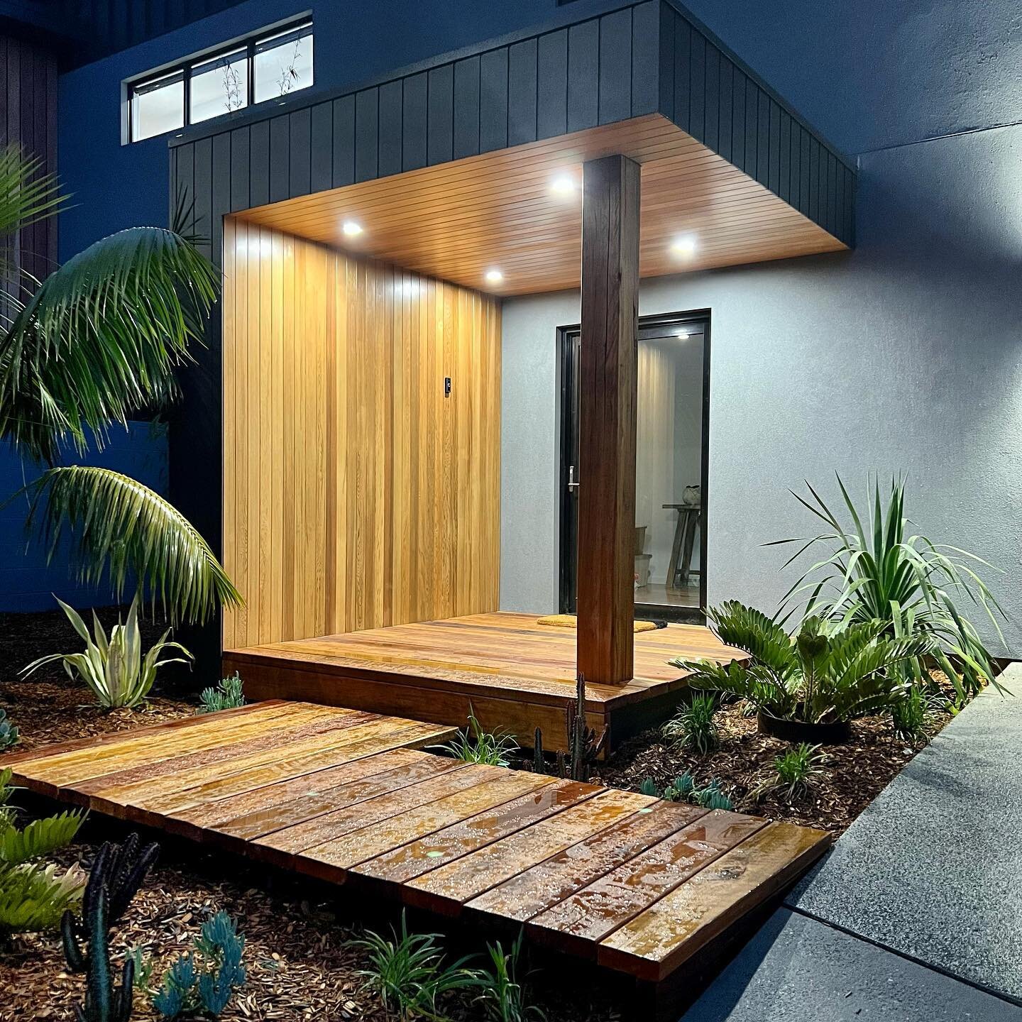 Downlights lighting up the entrance to this beautiful home. Simple and effective. 

#howcroftelectricalservices #electrical #ulladullaelectrician #narrawallee #downlights