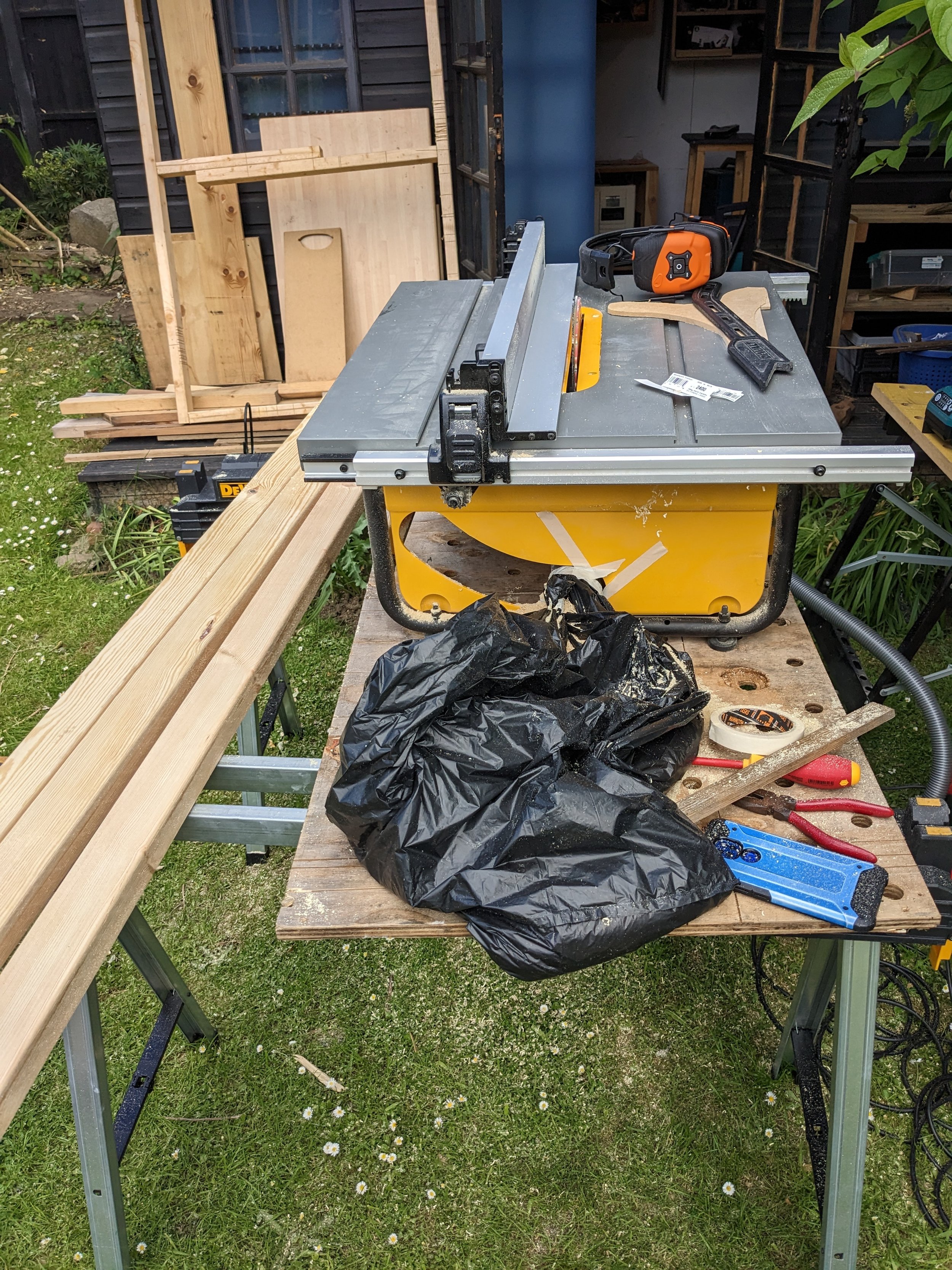 Got a couple of CLS boards on the left and my table saw out in the garden for more feeding space. The black bag was a low bid to collect the saw dust from all ripping i'd be doing.