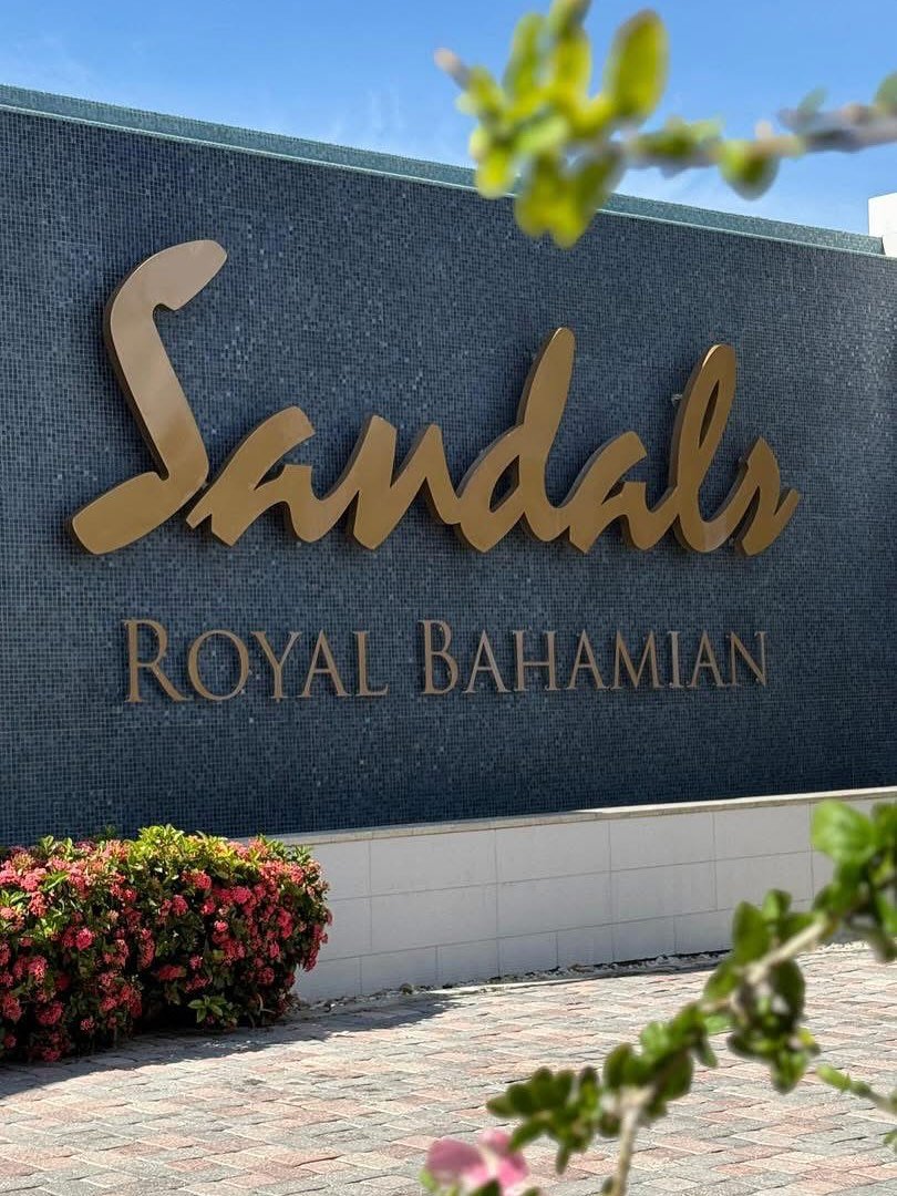 🏝️ This is your sign to book a trip to Sandals Royal Bahamian! 🇧🇸

White-sand beaches, offshore private island, and butler-level luxury &mdash; this adults-only all-inclusive in Nassau is the definition of paradise.

✨Enjoy:
🌊Swim-up suites &amp;