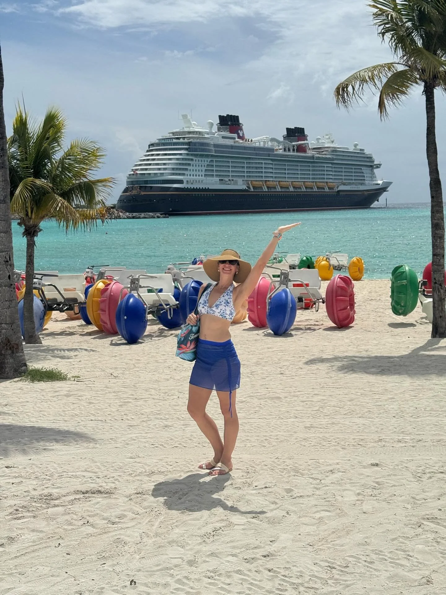 🏝️It&rsquo;s Castaway Cay Day! 

This port is Disney&rsquo;s Private island and is one of my favorite stops on any ship or itinerary! 

🌊This relaxing island is absolutely gorgeous. The crystal blue waters are so incredibly calm and the activities 