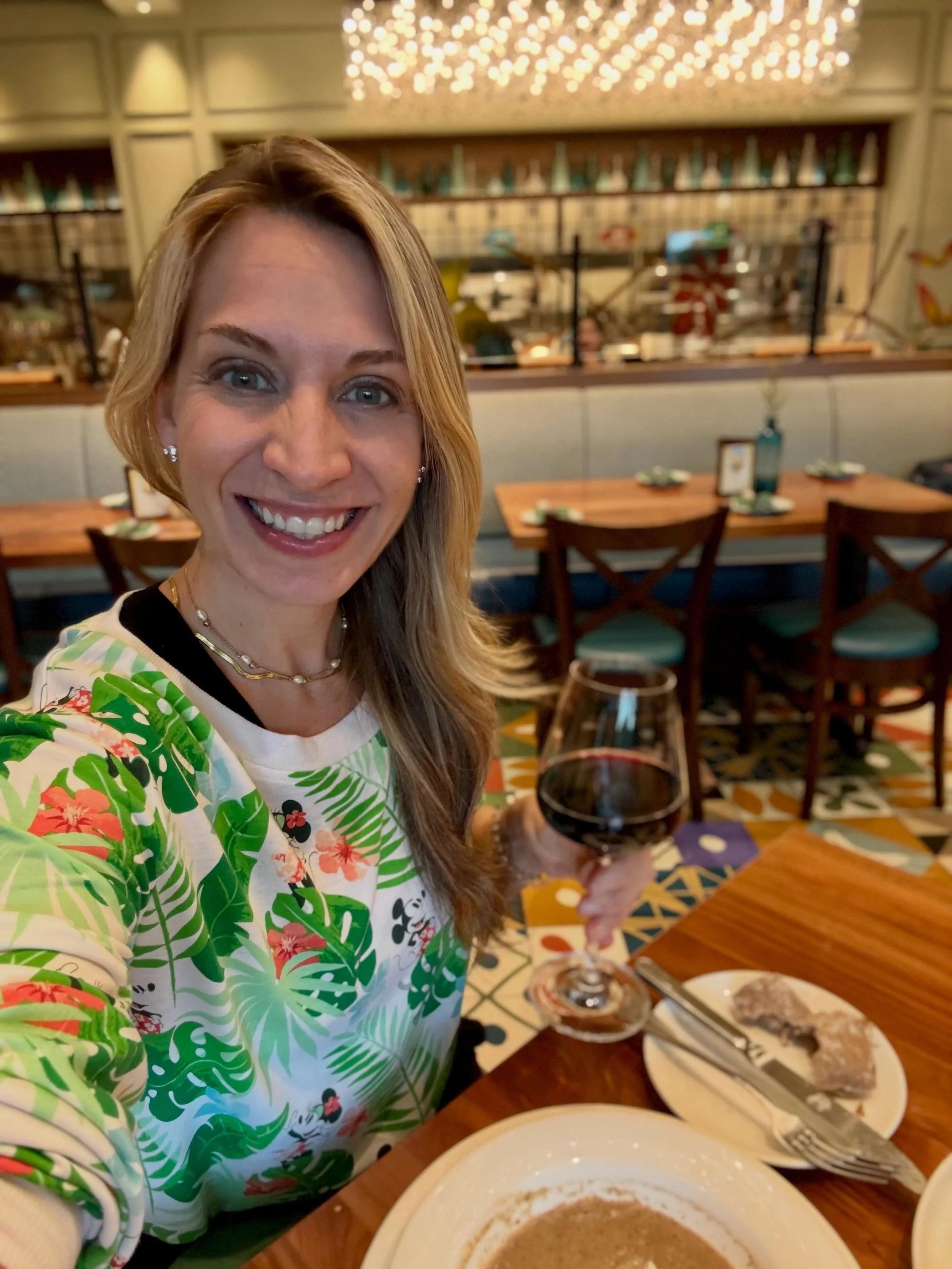 Table for 1, please! 💁&zwj;♀️

Decided to take a last minute, solo trip to Hong Kong Disneyland before their 20th Anniversary celebration ends on June 7th 🎉 

Seeing the nighttime fireworks show this week is my top priority. When we were here in De