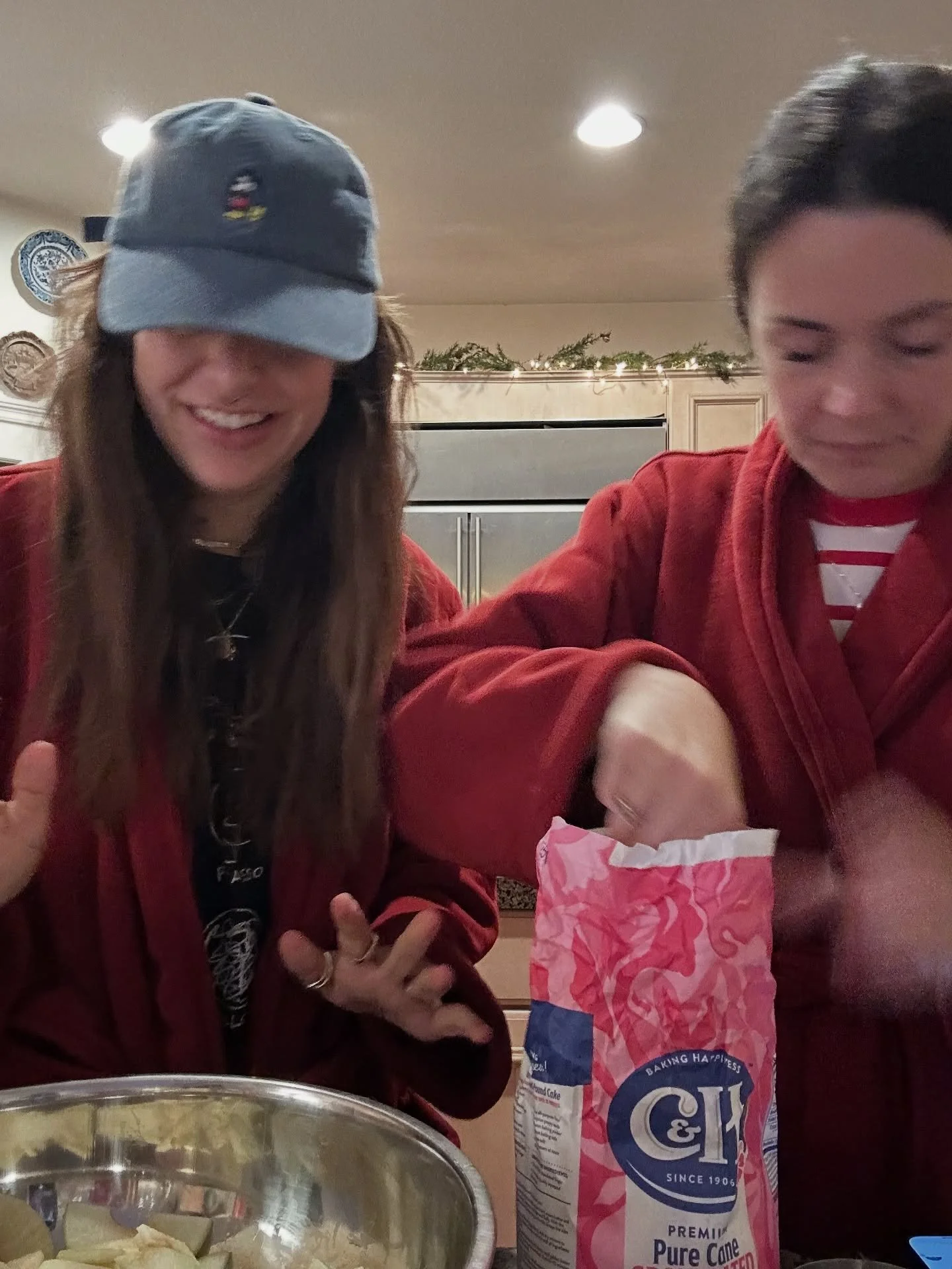 @kristenedimarco and I didn&rsquo;t burn the pie so there can be miracles when you believe and yes they&rsquo;re matching robes 

Heili&rsquo;s ❤️ DiMarcos