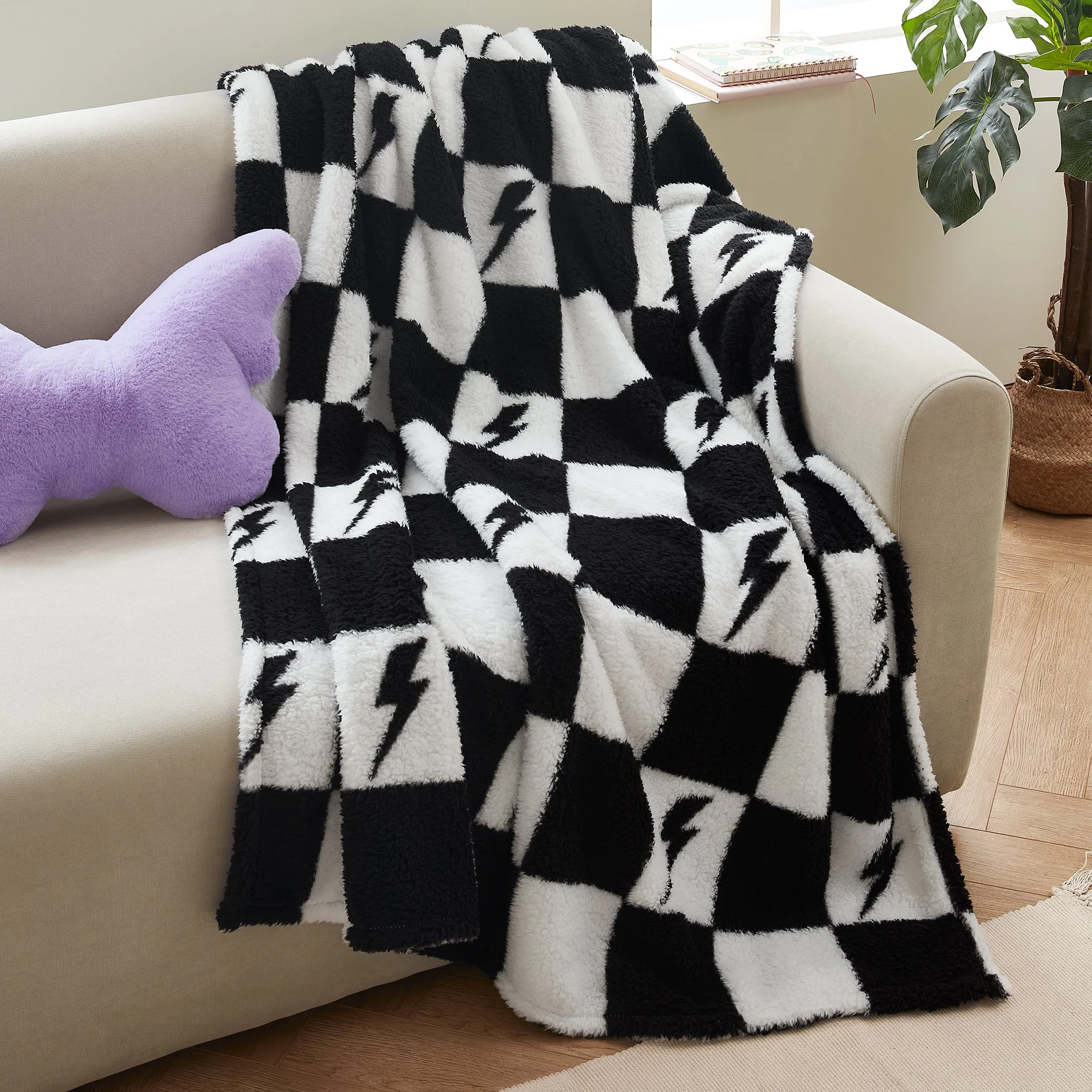 FV21_FV21_BTC22_CHECKERBOARD_PNK BLK_THROW_Lif_WEB 1.jpg