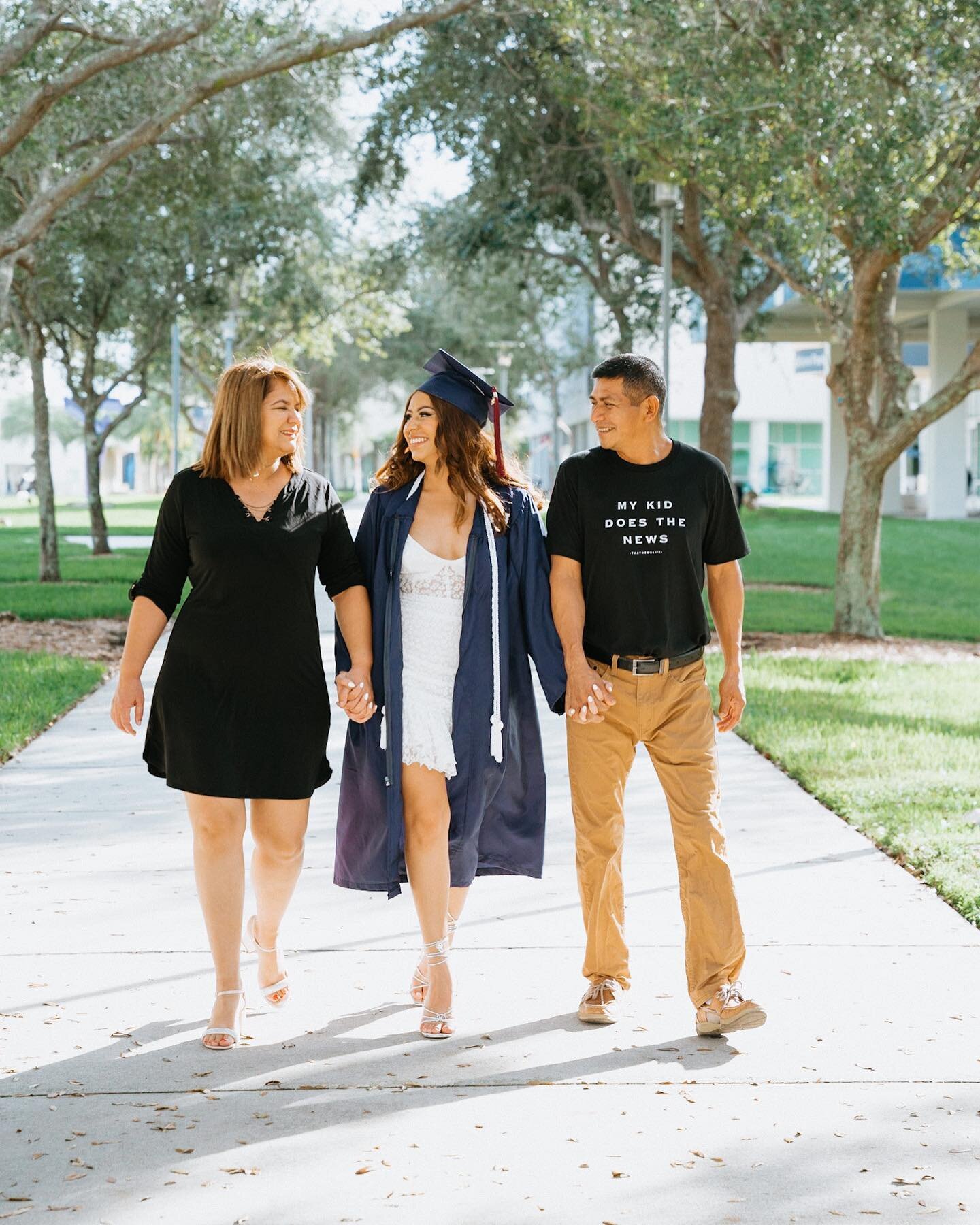 look at dad&rsquo;s shirt 🥹🎓