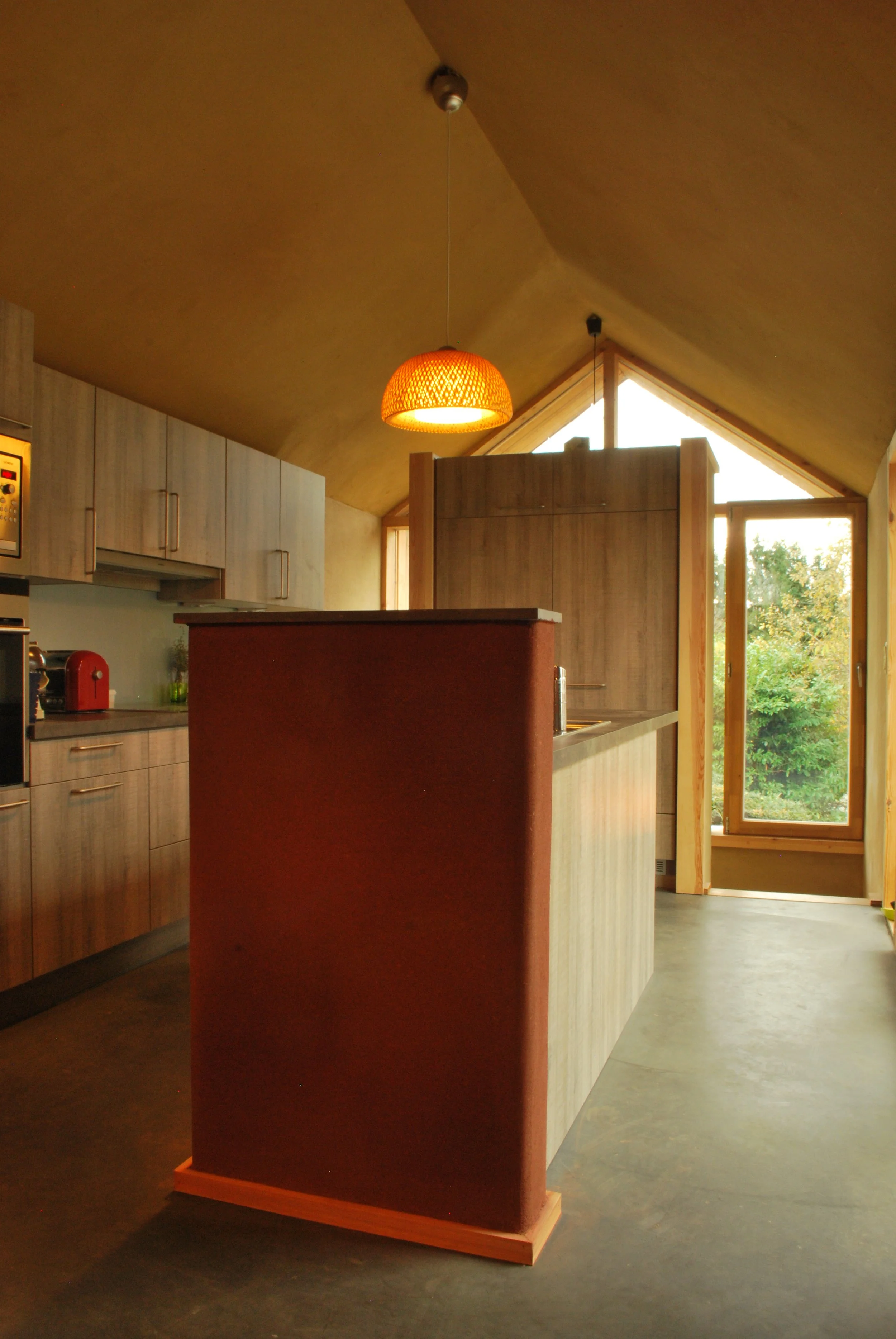 Enduits sur panneaux de roseaux servant de support d'enduit et de coulisse technique.