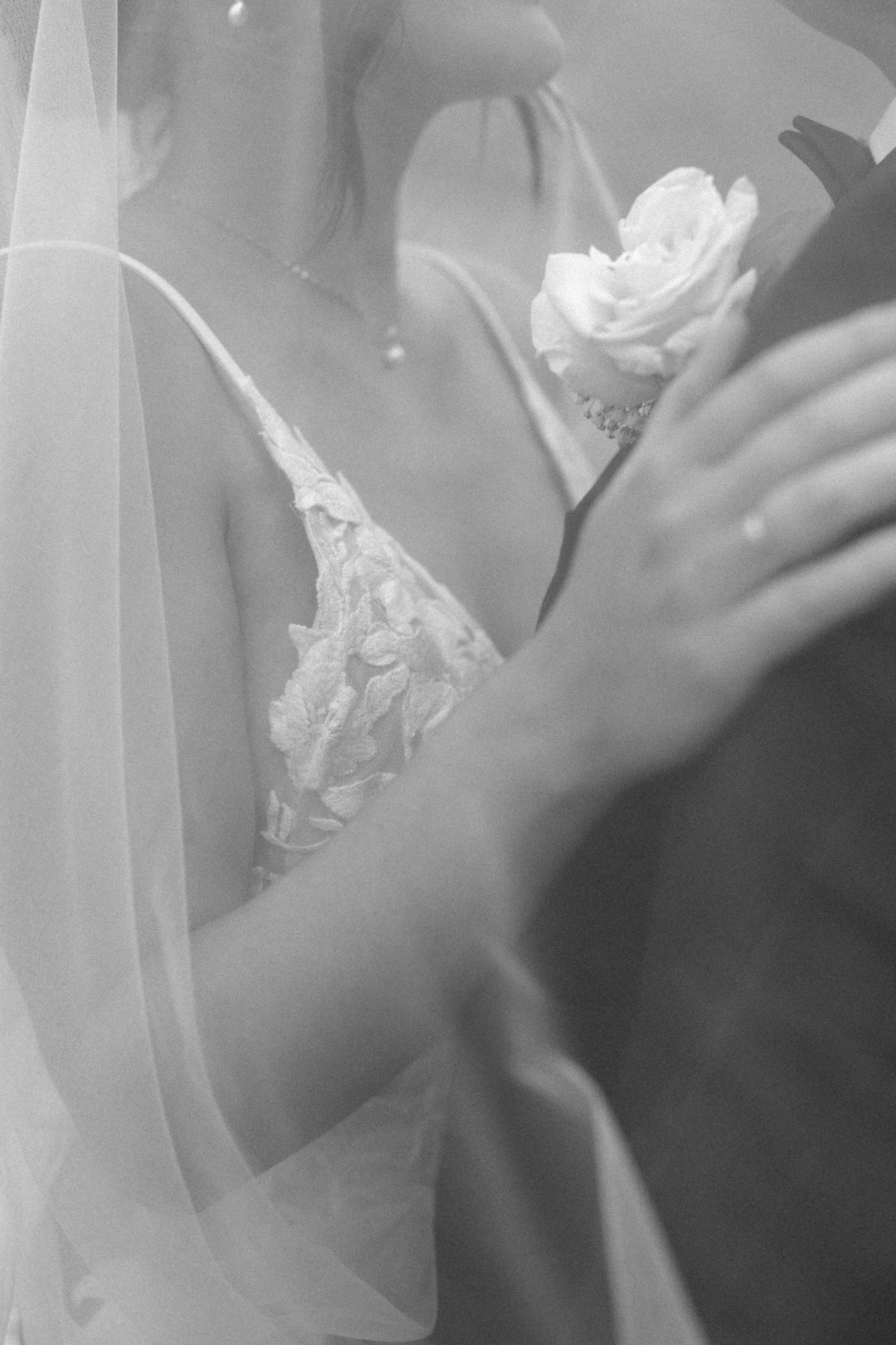 photo de couple de jeunes mariés à Rouyn-Noranda lors de leur mariage en abitibi-Témiscamingue. la photo est en noir et blanc et prise sous le voile de la mariée.
