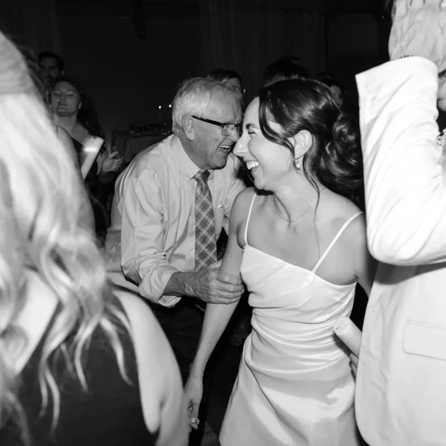 Une mariée danse avec son grand-père lors d'un mariage en abitibi-témiscamingue
