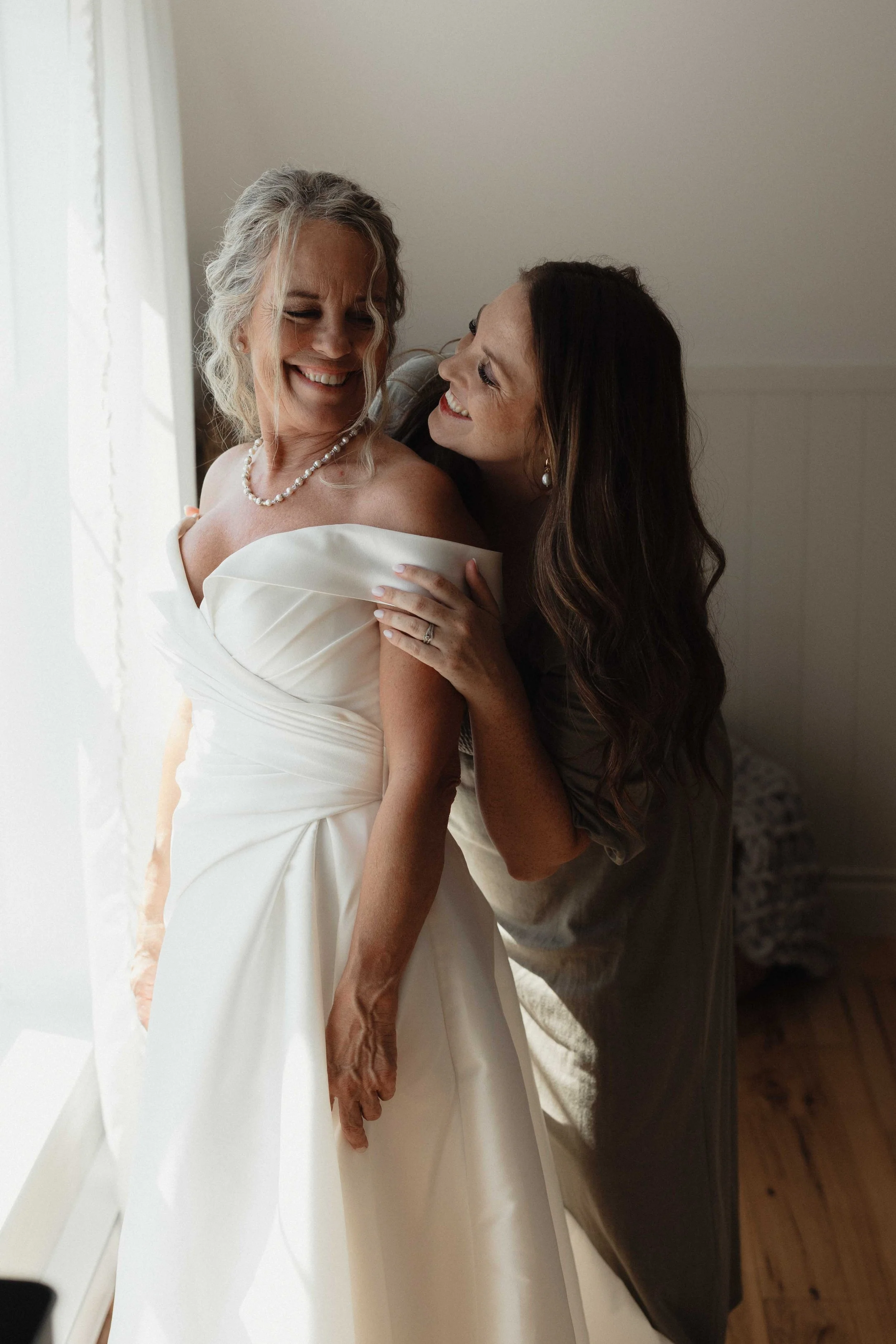 une mère et sa fille se regardent lors du mariage de la mère en abitibi
