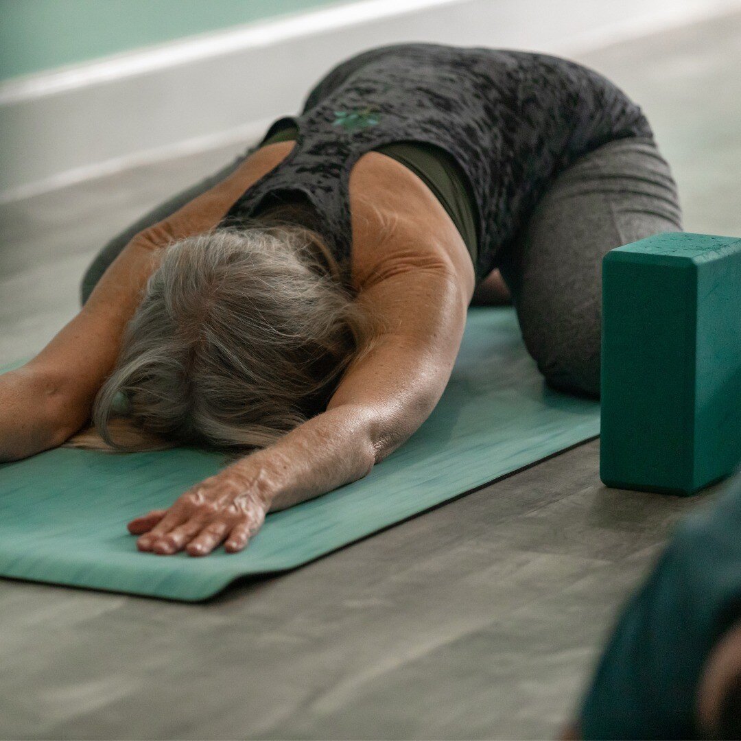 Balasana: Child's Pose

✨stretches the hips, ankles and thighs
✨reduces fatique and stress
✨calms the mind 
✨balances third eye chakra

If you experience sciatic pain, widen the knees, or SI joint paint then narrow the knees. 

You can also add any p