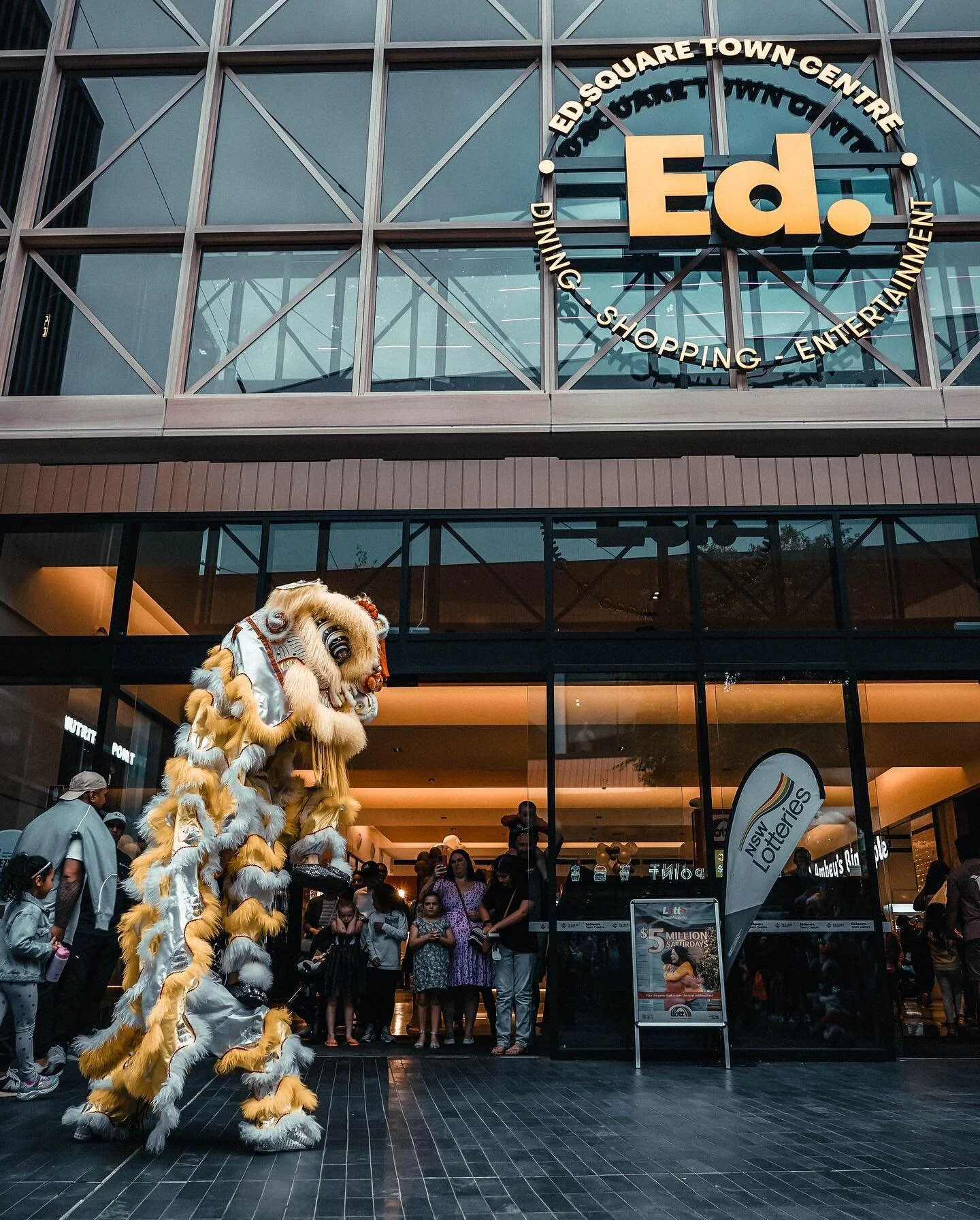 Thank you @edsquaretowncentre for having us 🧧. Wishing you many years of prosperity and fortune ✨

Be sure to check out @edsquaretowncentre Eat Street for all types of cuisine 🍽️.

JING YEE JIAYOU 🧡🖤
.
.
.
#jingyeeliondance #tinhnghia #liondance 