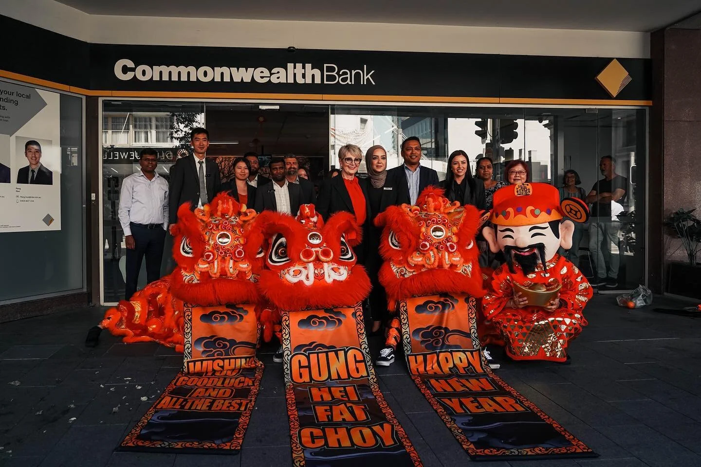 Thank you Commonwealth Bank Parramatta &amp; Merrylands for having us this Lunar New Year 🧧.

Wish the team good fortune and health for 2023 🫰🏼

JING YEE JIAYOU 🧡🖤
.
.
.
#jingyeeliondance #tinhnghia #liondance #mualan #dragon #dragondance #sydne