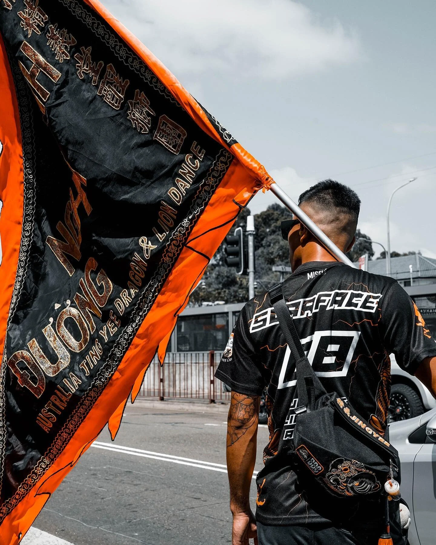 Repping our team flags proudly 🚩

JING YEE JIAYOU 🧡🖤
.
.
.
#jingyeeliondance #tinhnghia #liondance #mualan #dragon #dragondance #sydney #liondancingsydney #liondanceweddingceremony #kungfu #family #jingyee #jowga #teamwork #worldwide #hardcorelion