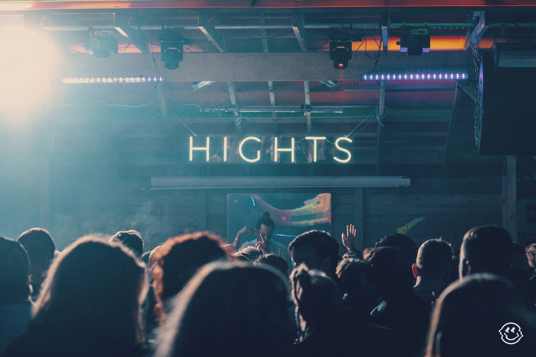 04-hights-kvarteret-stockholm-neon-sign-crowd-copyright-hights.jpg