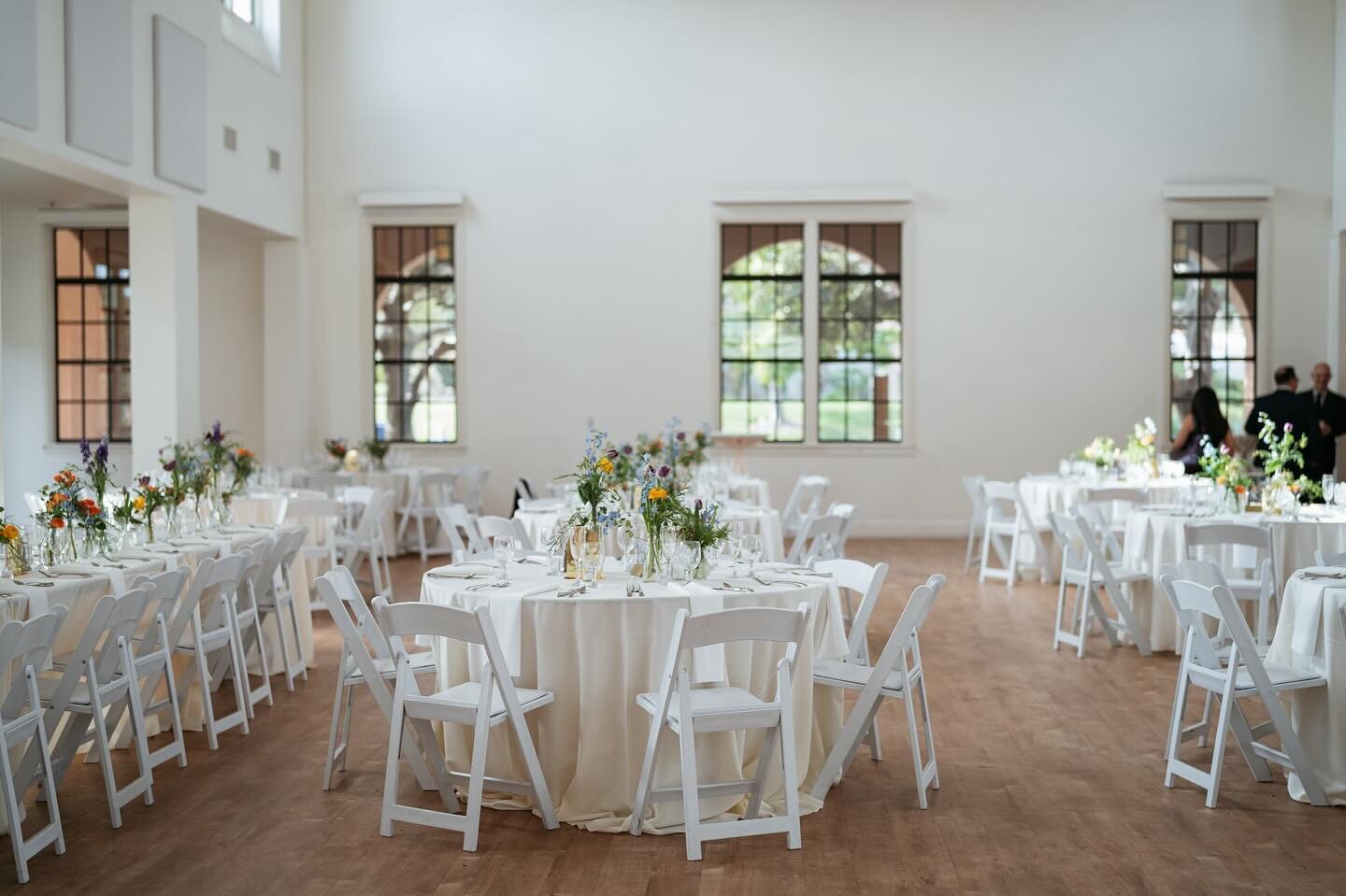 A + R wanted a white canvas for their wedding to create their own wildflower garden 🌿🌼
&bull;
&bull;
&bull;
Coordination @loverevents 
Venue @bldg177 
Photography @symboll 
Catering @continentalcatering 
Rentals @catalogatelier @raphaelspartyrental