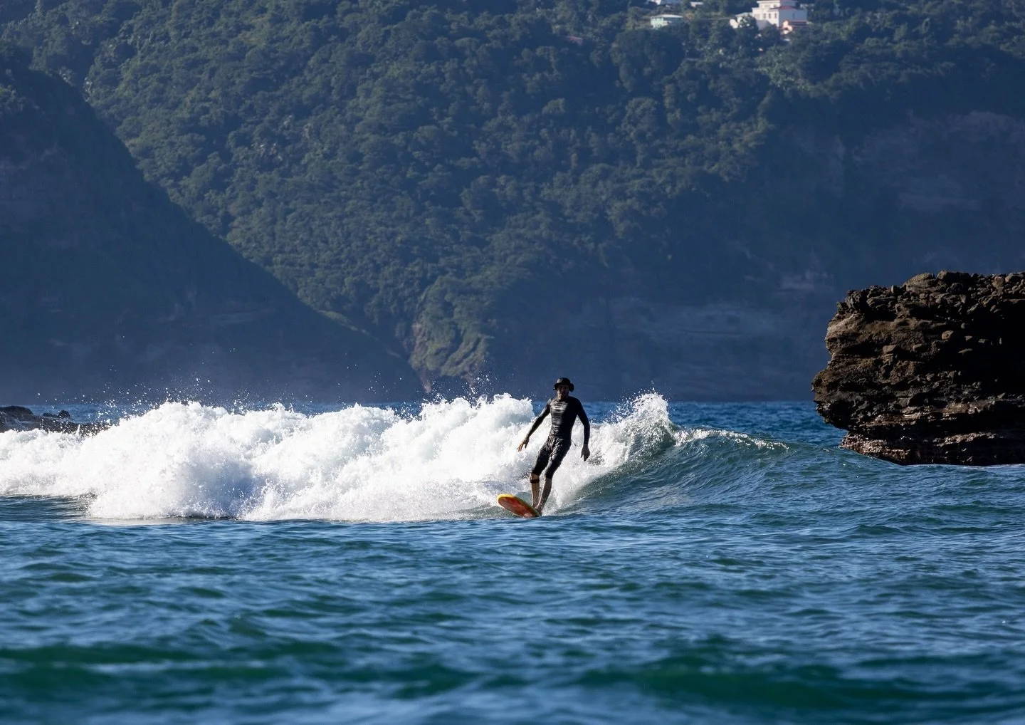 Did you know you can surf in Dominica too? 
💙
🏄‍♂️🏄‍♀️ @jeffwatersports @amadellys.dominica @matt.arquey 
📸 @notsuperwomansusie 
#surfing #dominica #outdoorlife #watersports #oceanlovers #batiboubeach