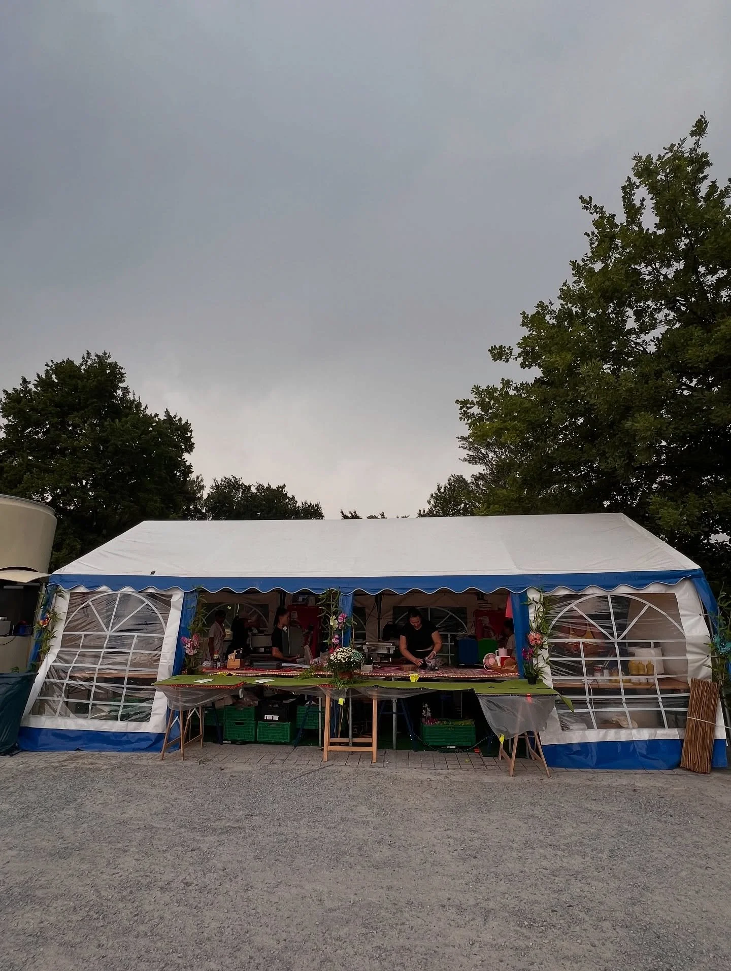 Hungrig bleiben? Keine Chance! 🍔🌮 Unsere Foodtrucks versorgen euch dieses Wochenende mit allem, was das Herz begehrt. 

#werdinselopenair2025 #werdinsel #openair #festival #zurich