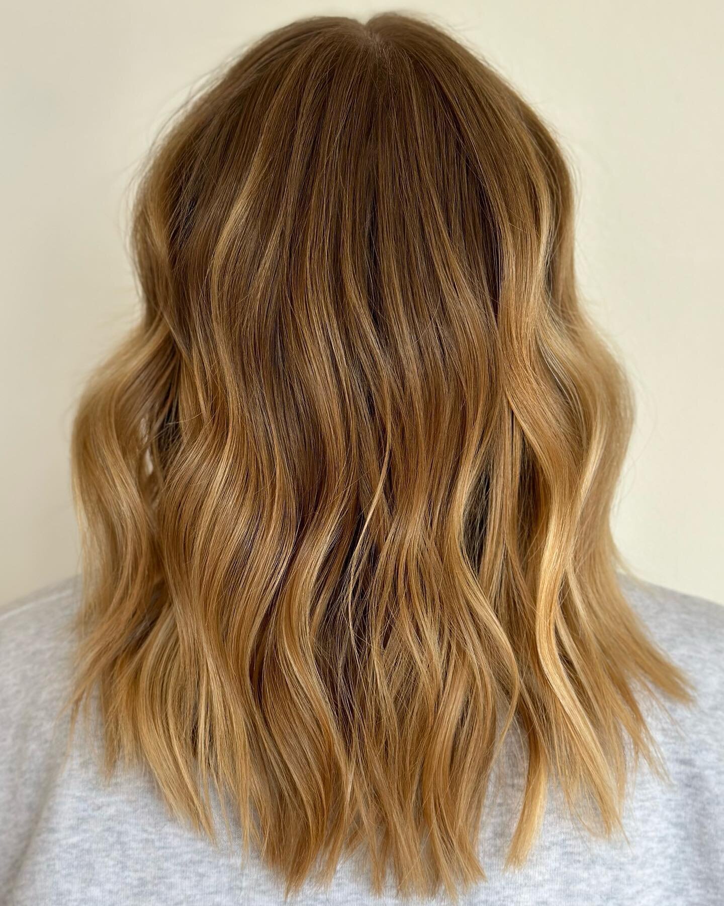 Nothing like that hand painted balayage 💛 

With three cancellations this week, let&rsquo;s create some magic! Full color appointments Thursday 1/2 @ 10am, Saturday @ 10am and 1pm! Call @hairsalonkc or book online 😘