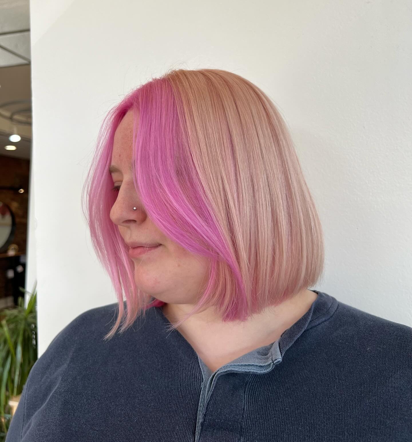 Pink + Platinum = PERFECT 🤩🎀✨🌸🪄 

I&rsquo;m looking for more vivid clients !! If you&rsquo;re new to fun color or a seasoned fashion color lover, I would love to get you in my chair ;) 

#kchairstylist #westportkc #platinumcard #pinkhair #pulprio
