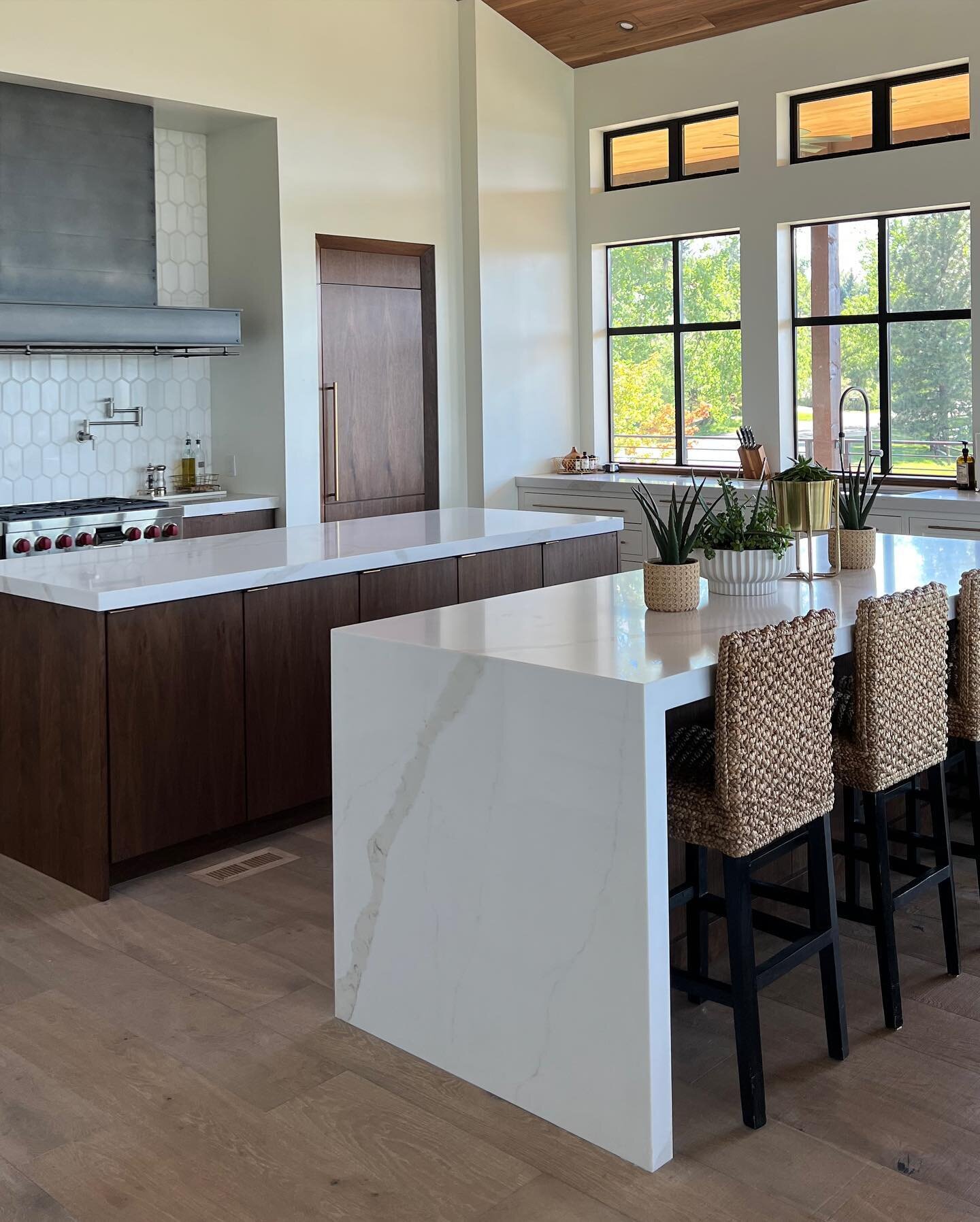 Nestled in the picturesque surroundings of Boulder, Colorado, this kitchen exudes a harmonious blend of rustic charm and elegance. The rich walnut cabinetry, with its deep, natural grain, stands as a focal point in the design. #walnutcabinets #boulde