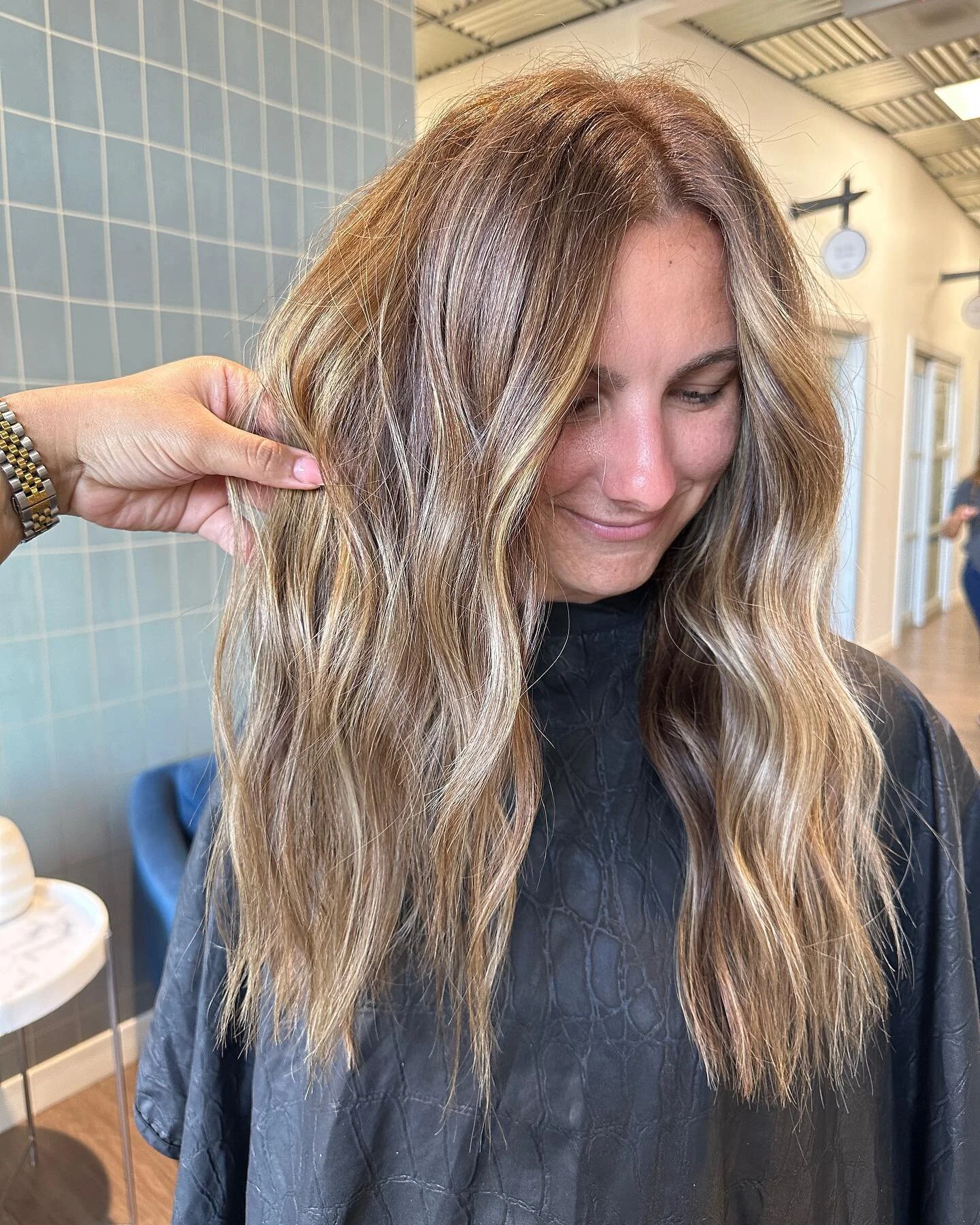 She&rsquo;s been sunkissed ☀️ #solasandiego #sandiegohairstylist #southsandiegohair #extensions #hairextensionspecialist #blondehair #blondebalayage #summerhair #redkinshadeseq #redken #schwarzkopf #blondeme